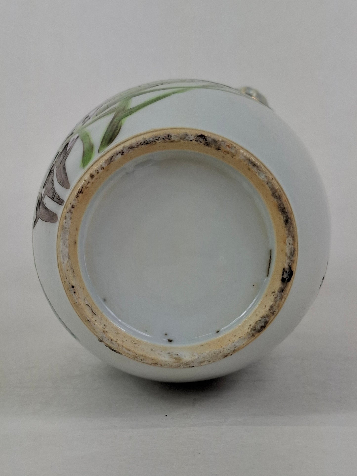 Vaso qianjiang cai chinês antigo decorado com um pássaro e flores // Período da República (1912-1949)