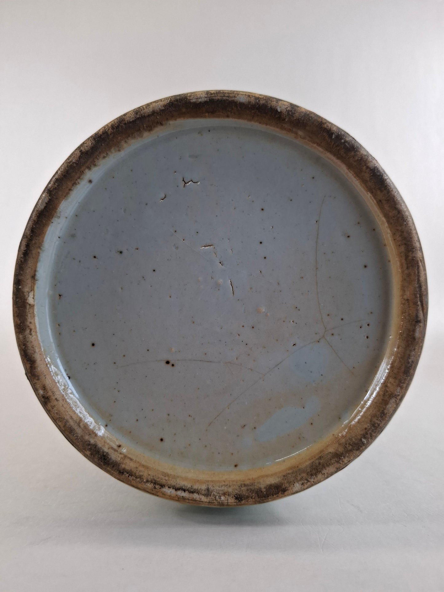 Large antique Chinese celadon colored vase decorated with antiquities // Qing Dynasty - 19th century