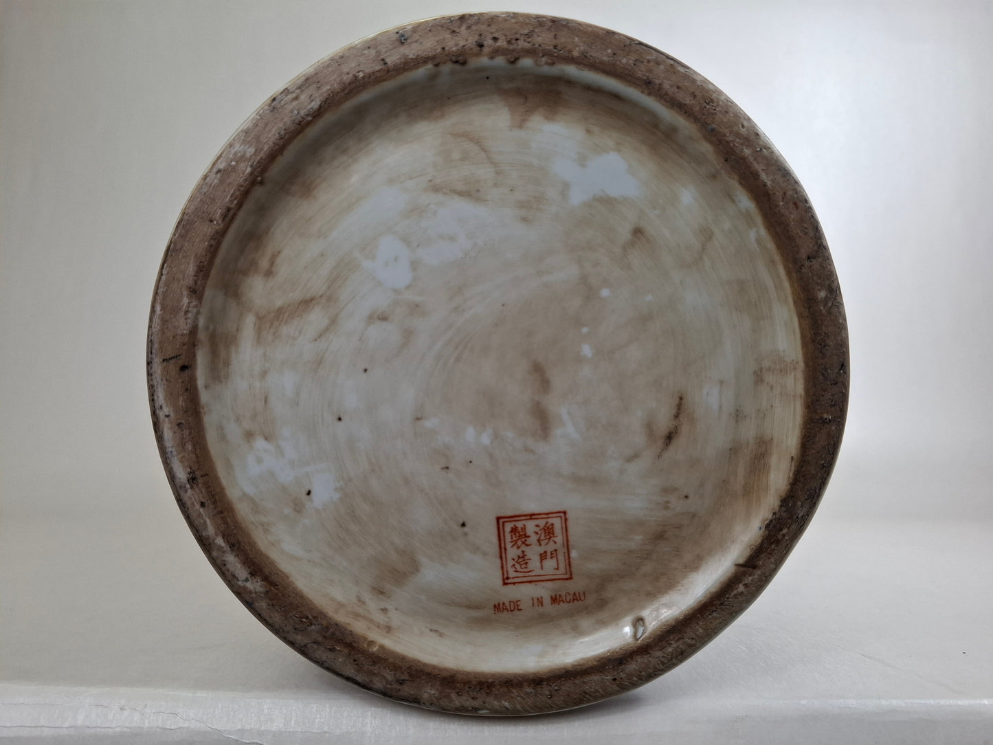 Large Chinese famille rose vase decorated with a garden scene // 20th century