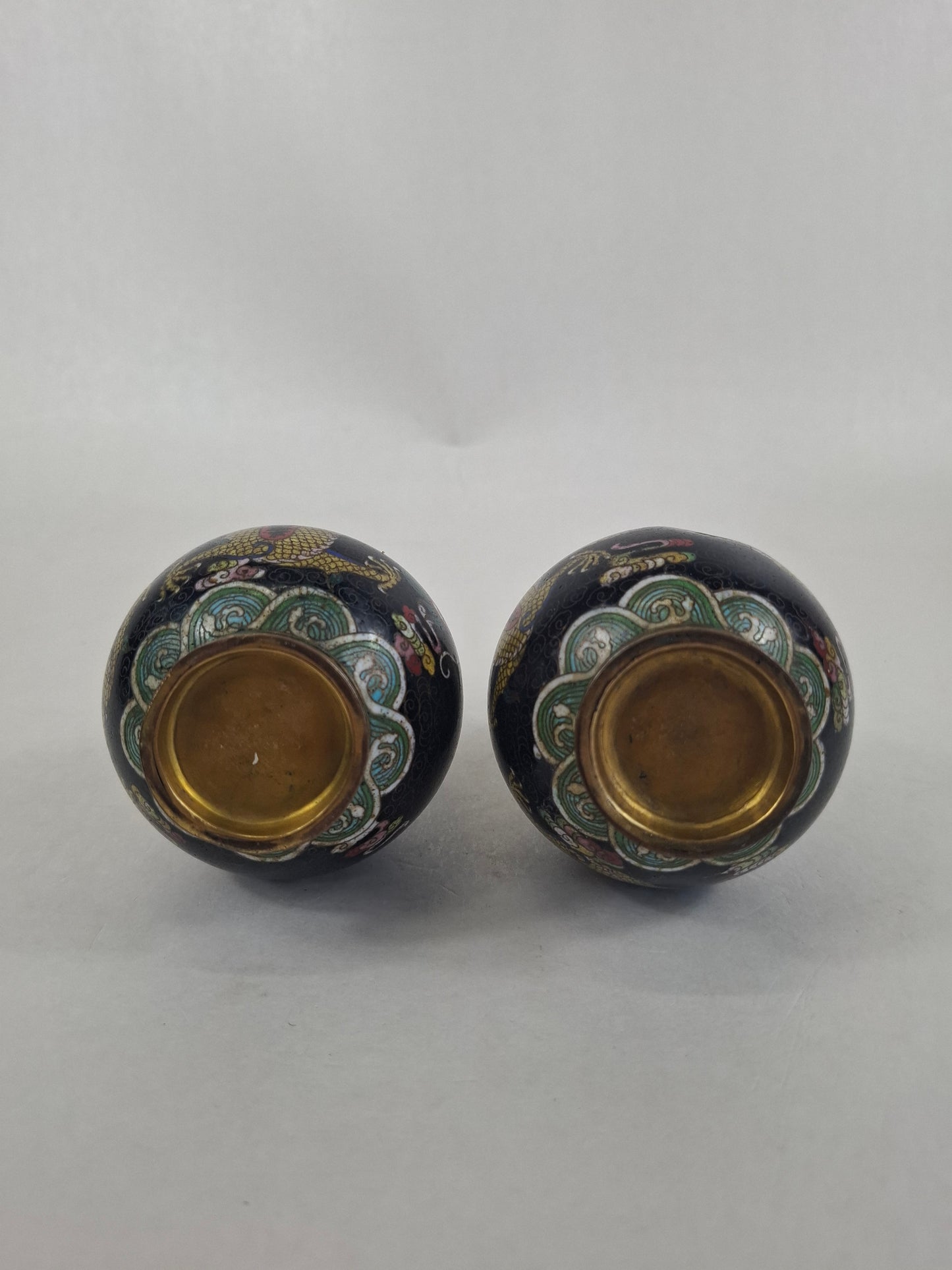 一对清代(19世纪)中国古董景泰蓝花瓶,饰以皇家龙纹和燃烧的珍珠图案