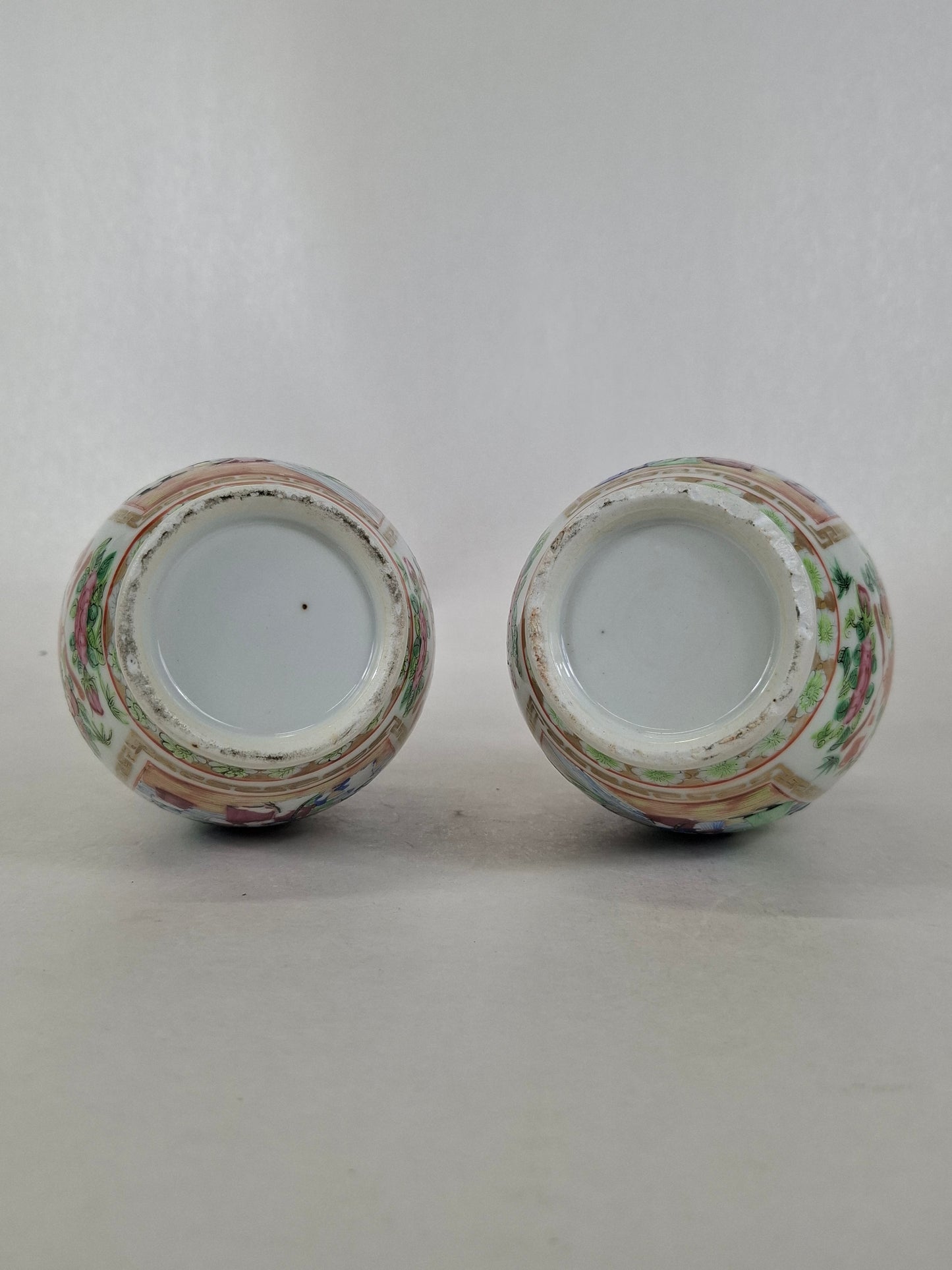 Pair antique Chinese Mandarin rose medallion vases // Qing Dynasty - Mid 19th century