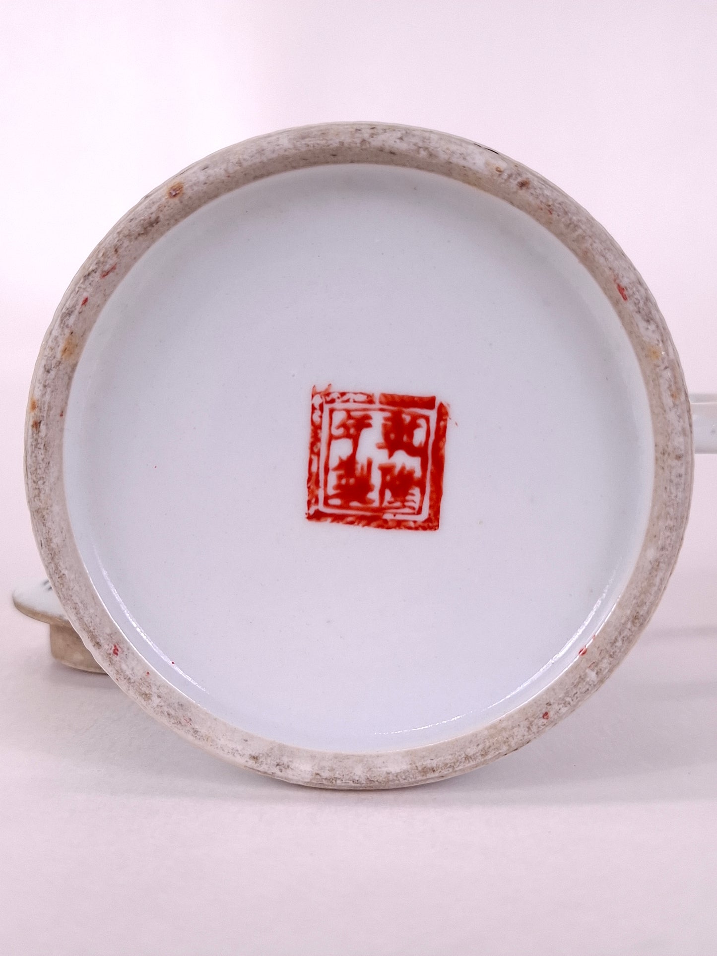 Antique Chinese teapot decorated with a garden scene // Republic period (1912-1949)