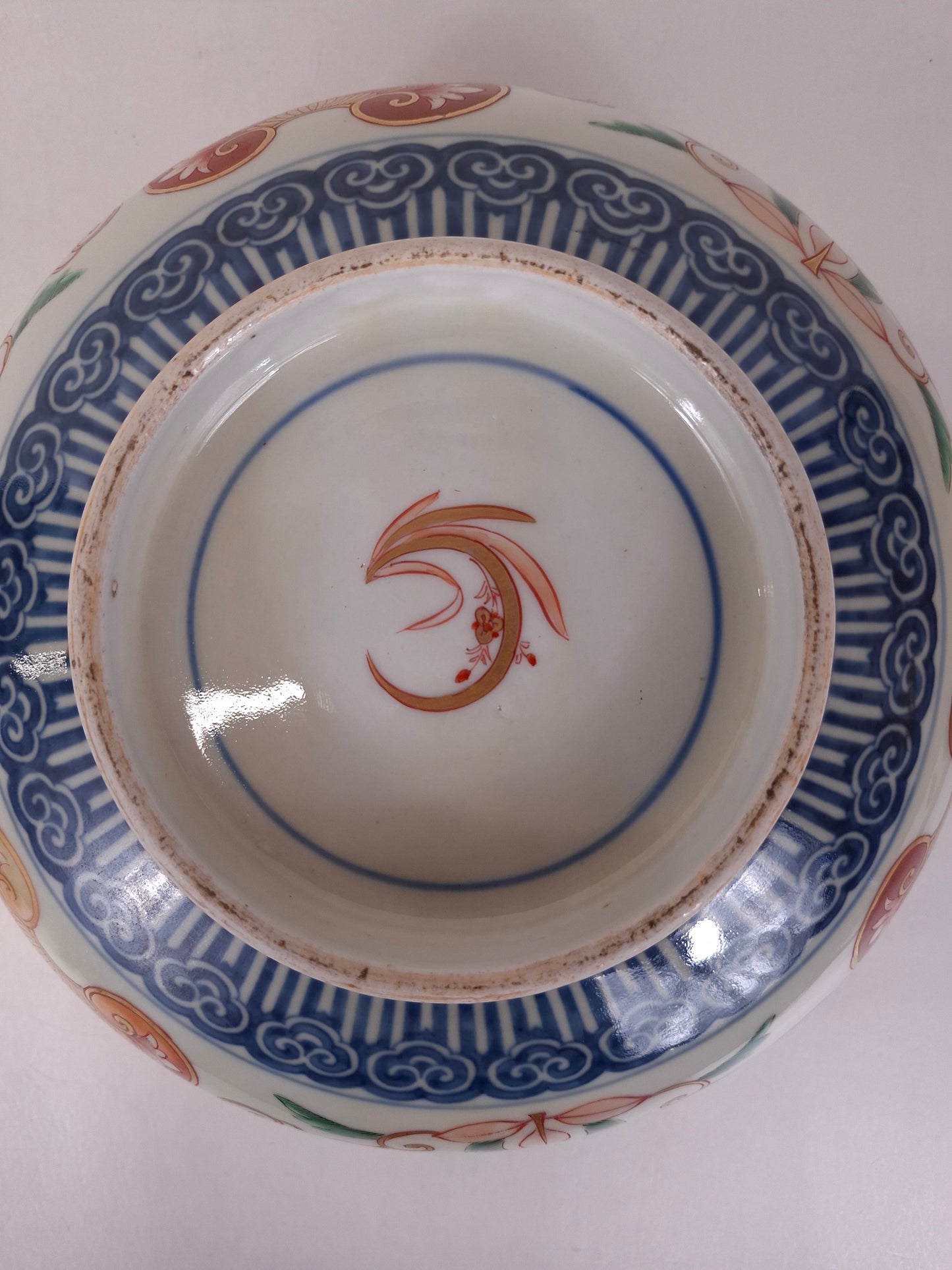 Large antique Japanese imari punchbowl with a Kitagawa Utamaro scene // Meiji period - Around 1900