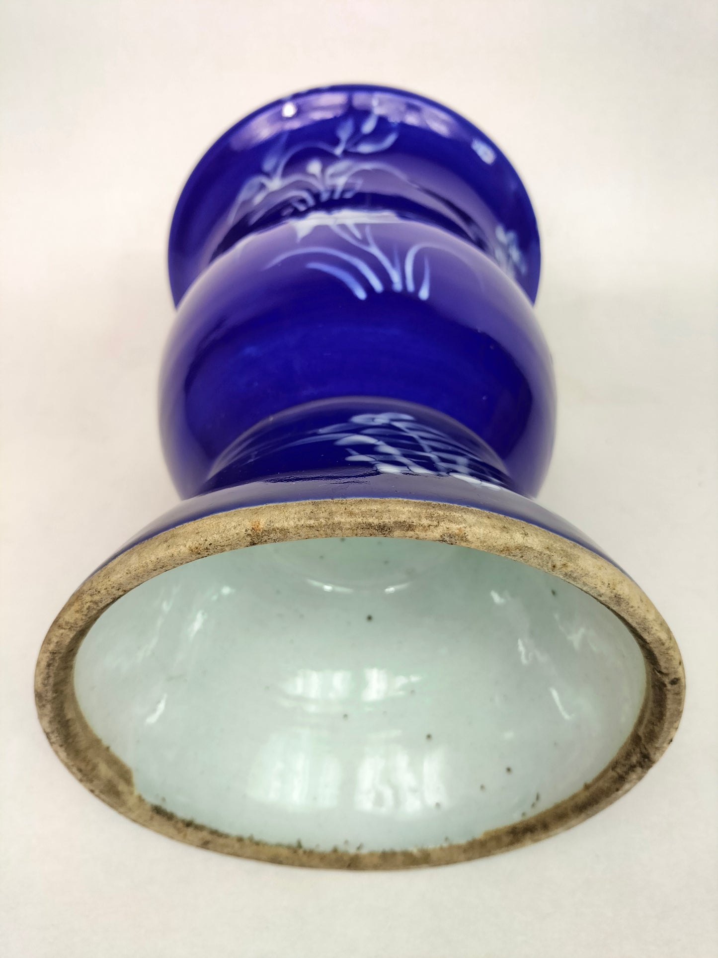 Ancien vase gu chinois bleu poudré décoré de fleurs // Dynastie Qing - 19e siècle