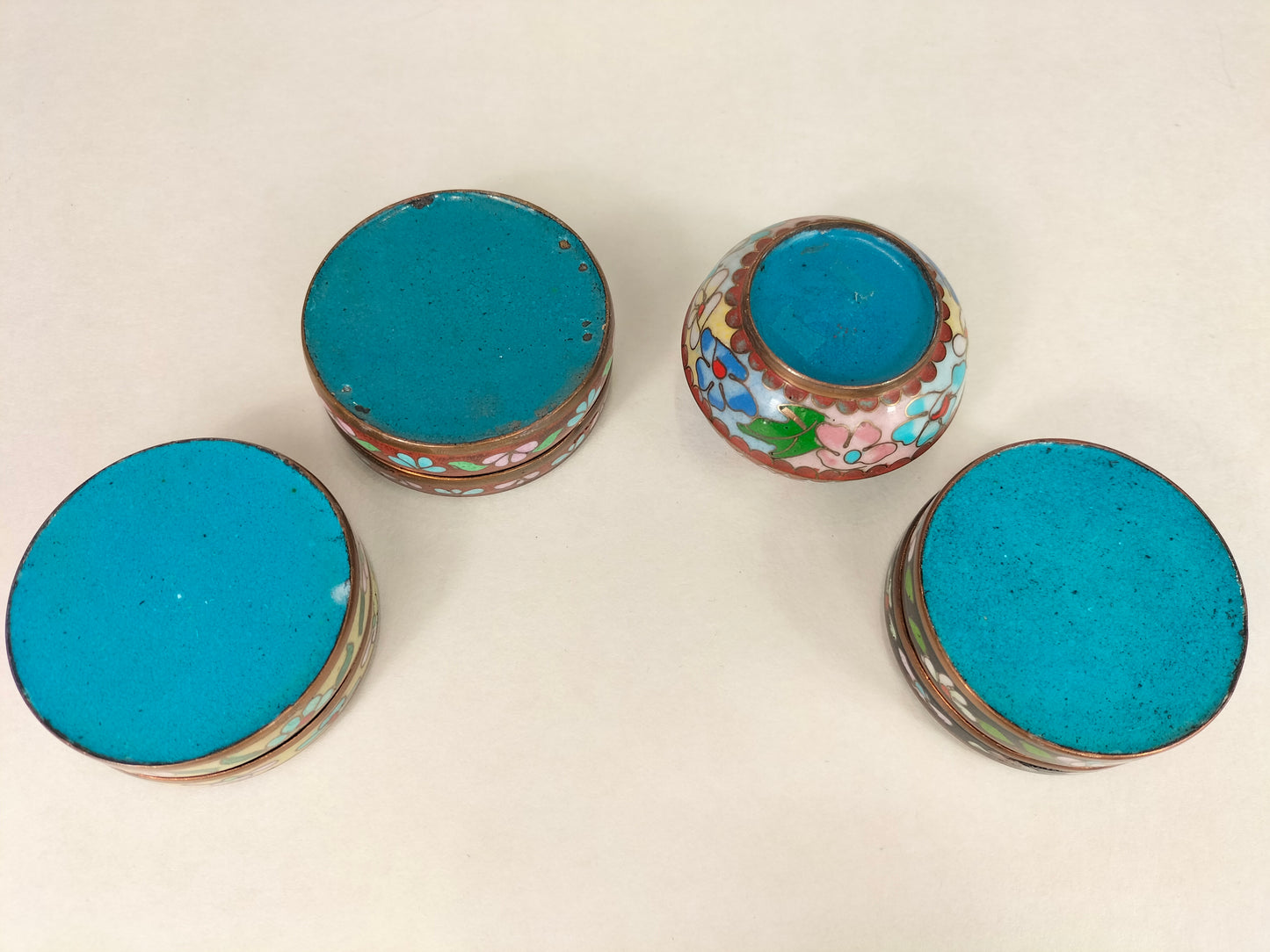 Un ensemble de 4 boîtes à bijoux chinoises cloisonnées à décor de motifs floraux // 20ème siècle