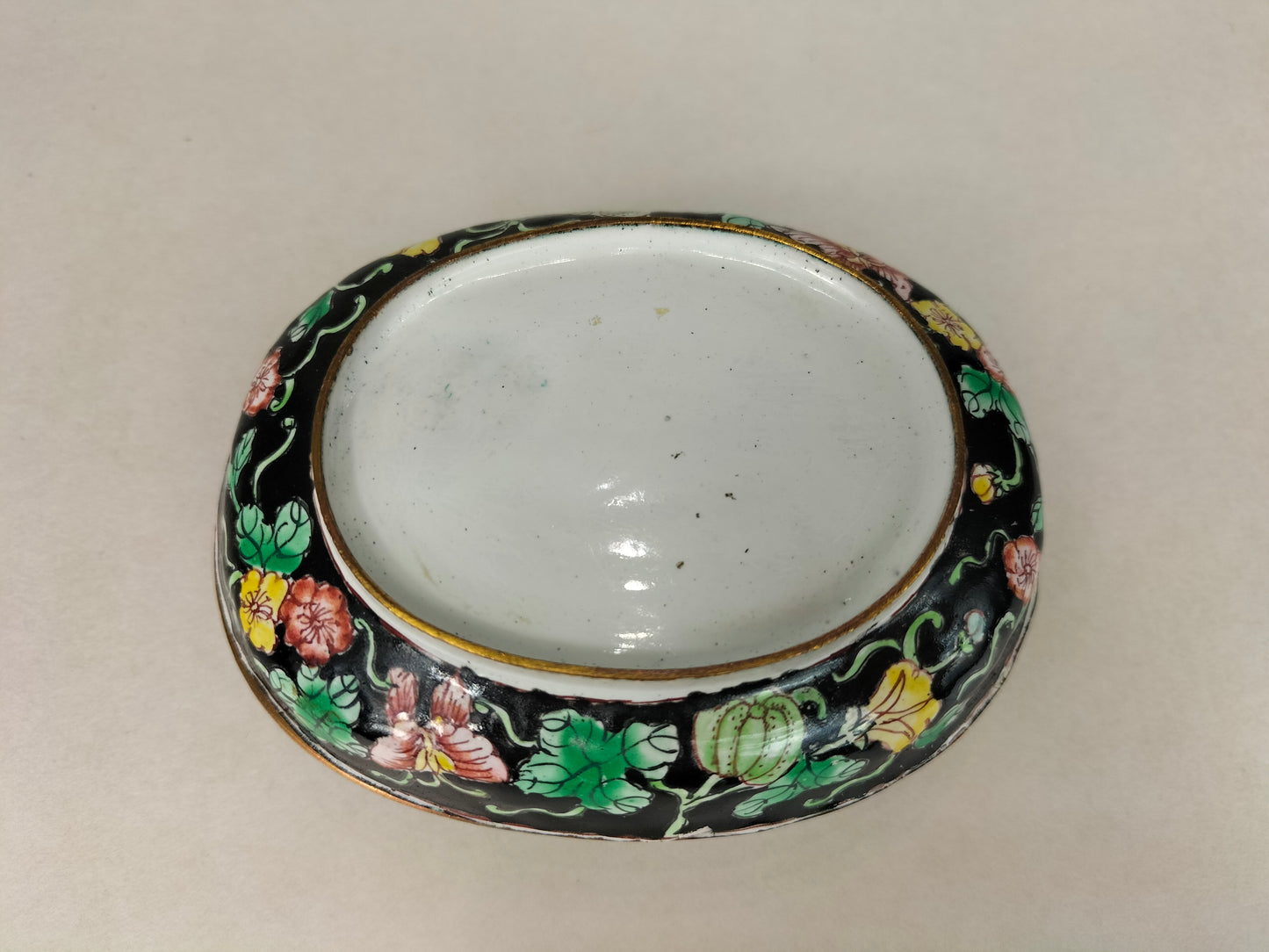 Chinese canton enamel lidded box decorated with butterflies and flowers // Mid 20th century
