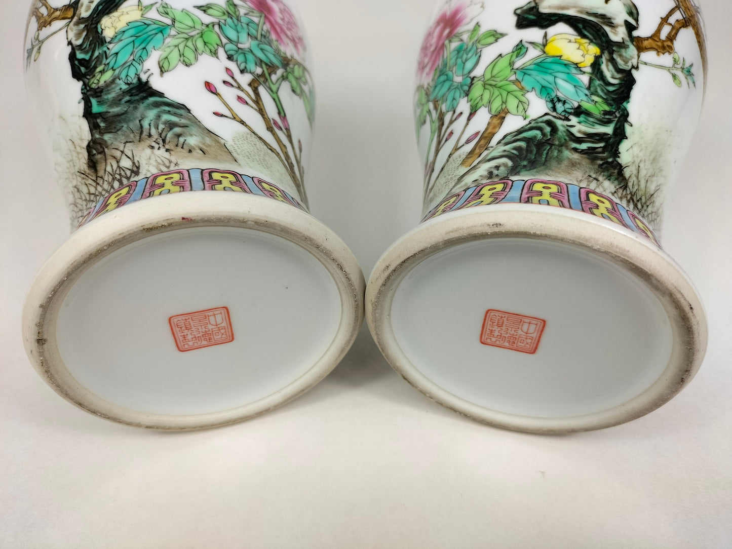 Cặp bình hoa hồng gia đình Trung Quốc được trang trí bằng hoa và chim // Jingdezhen - thế kỷ 20