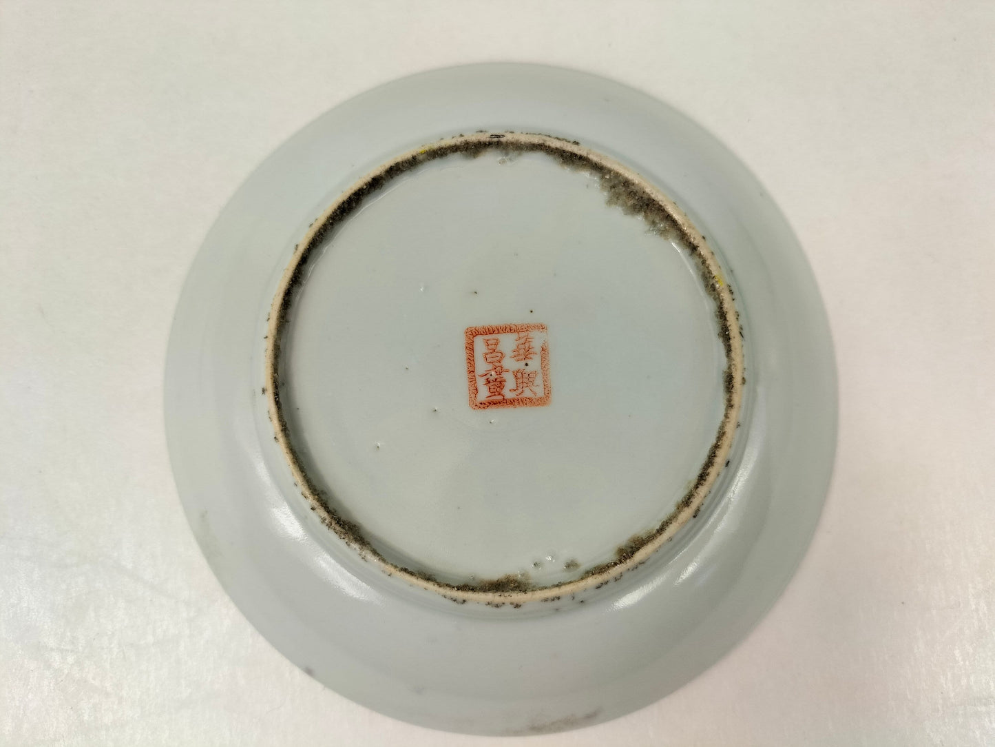 Antigo prato chinês decorado com cena de jardim // Período da República (1912-1949)