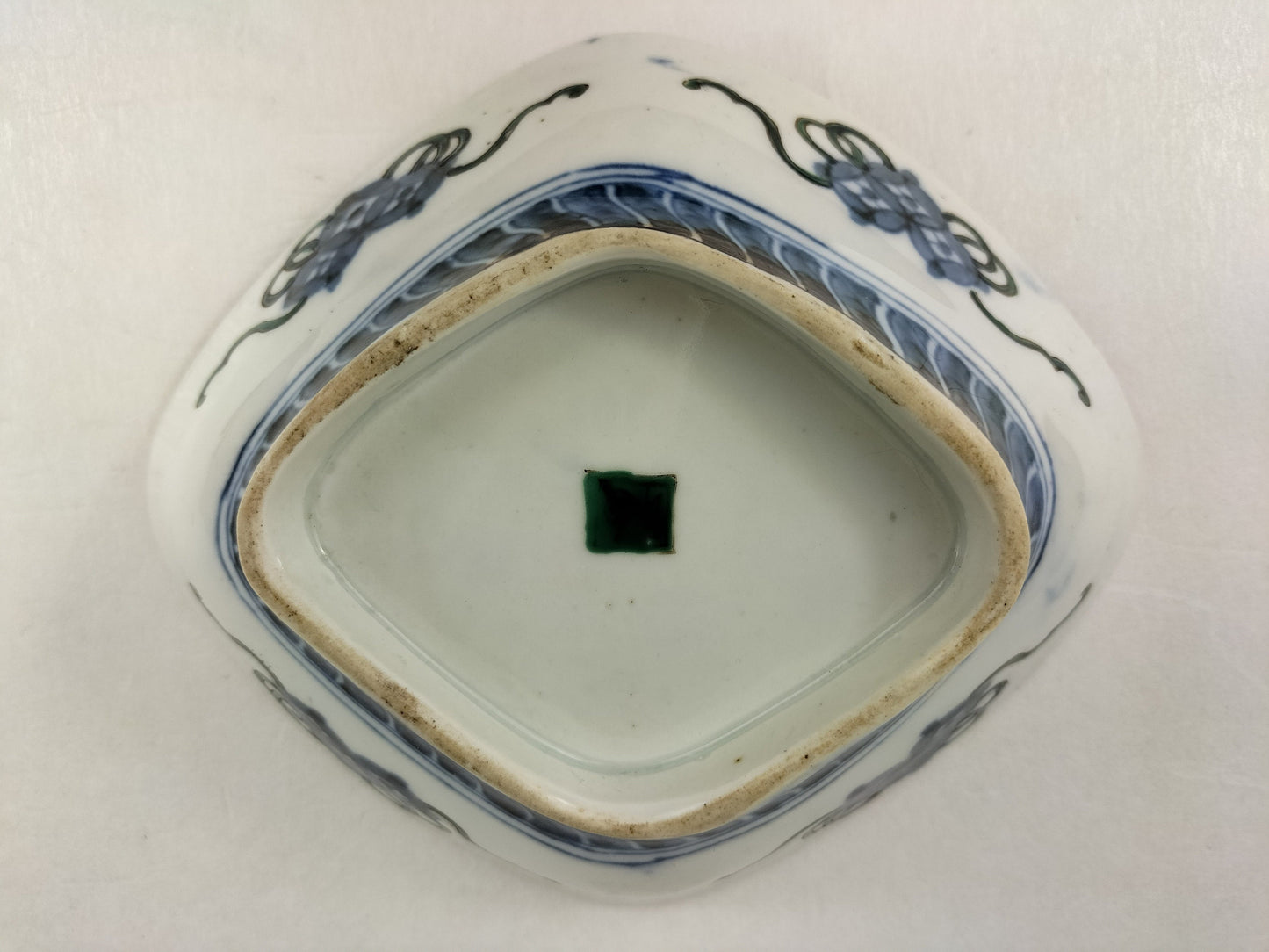 装饰有彩绘的古董日本碗 // 五彩 - 明治 - 19 世纪