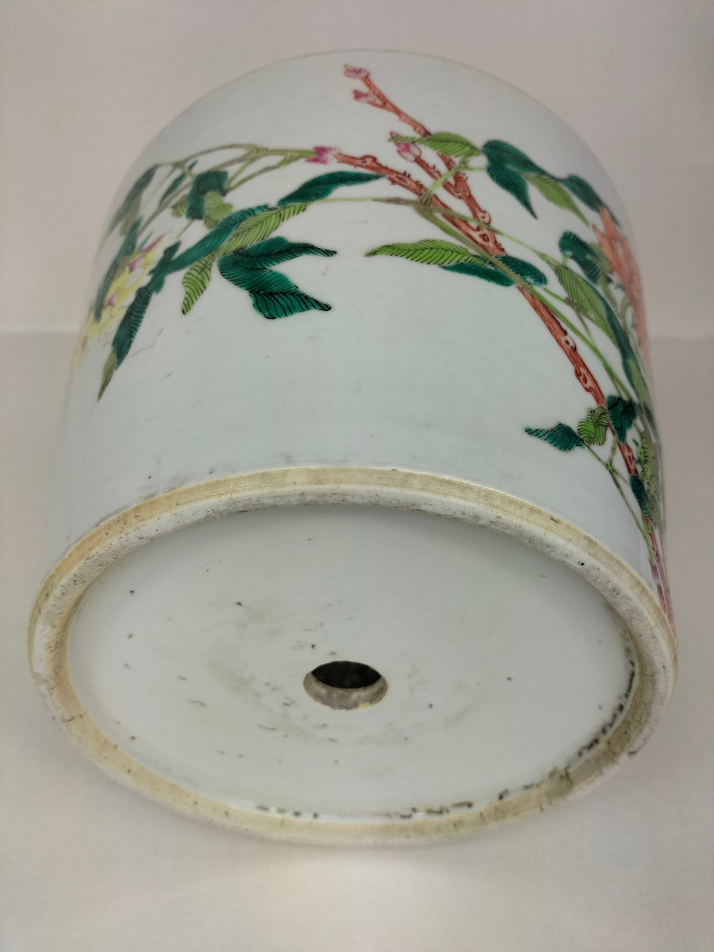 Chậu trồng hoa hồng cổ của gia đình Trung Quốc được trang trí bằng hoa // Nhà Thanh - thế kỷ 19