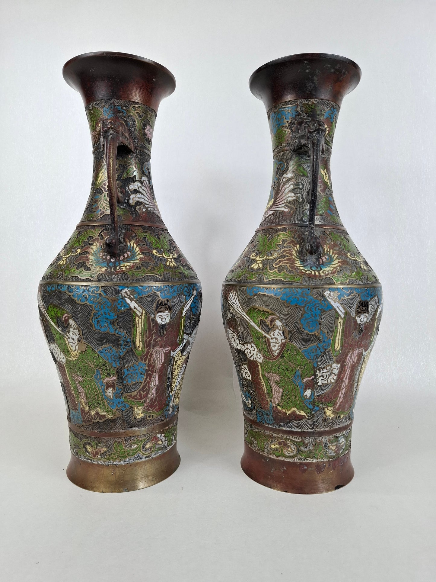 Grande paire de vases antiques japonais en bronze champlevé, décorés d'une scène d'immortalité // Époque Meiji - XIXe siècle