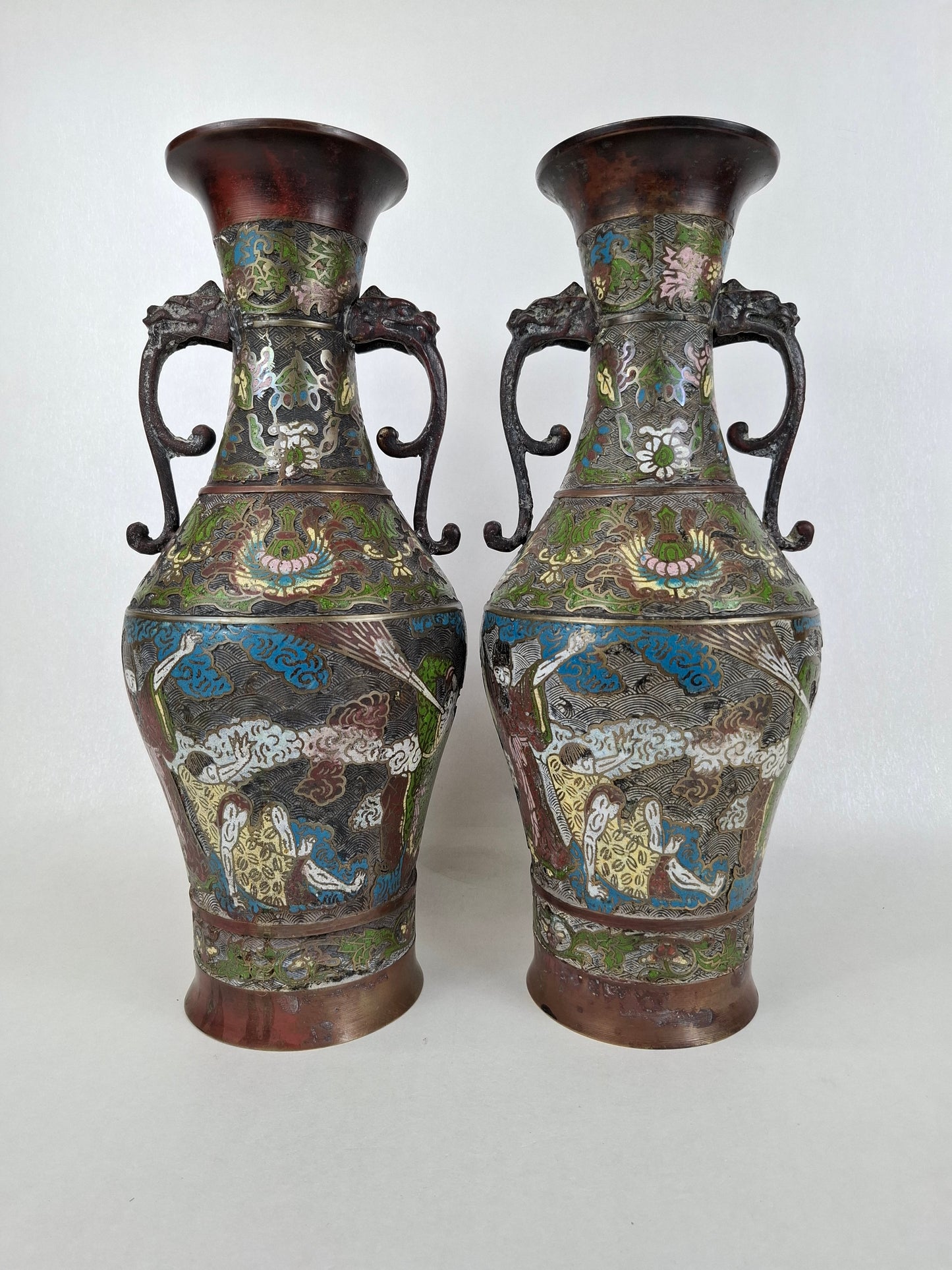 Grande paire de vases antiques japonais en bronze champlevé, décorés d'une scène d'immortalité // Époque Meiji - XIXe siècle