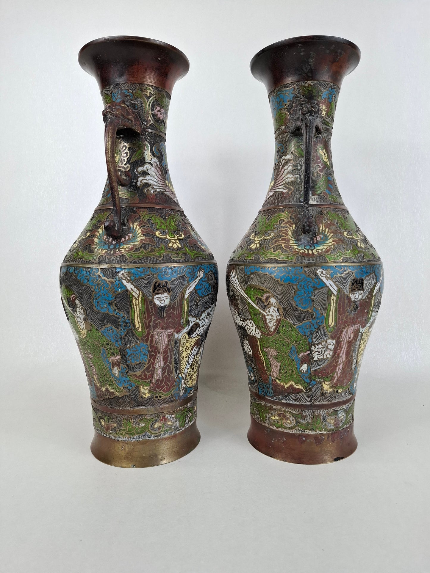 Grande paire de vases antiques japonais en bronze champlevé, décorés d'une scène d'immortalité // Époque Meiji - XIXe siècle