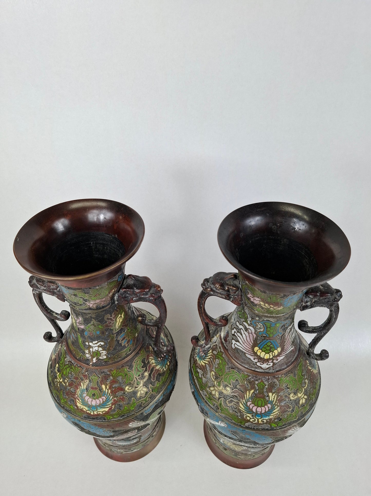 Grande paire de vases antiques japonais en bronze champlevé, décorés d'une scène d'immortalité // Époque Meiji - XIXe siècle