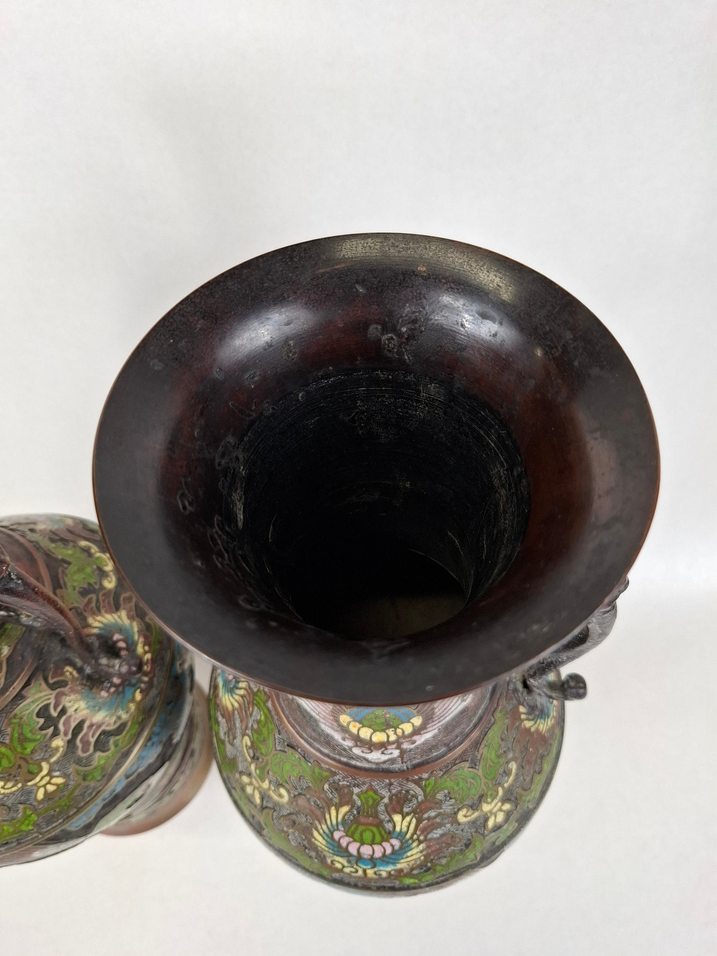 Grande paire de vases antiques japonais en bronze champlevé, décorés d'une scène d'immortalité // Époque Meiji - XIXe siècle