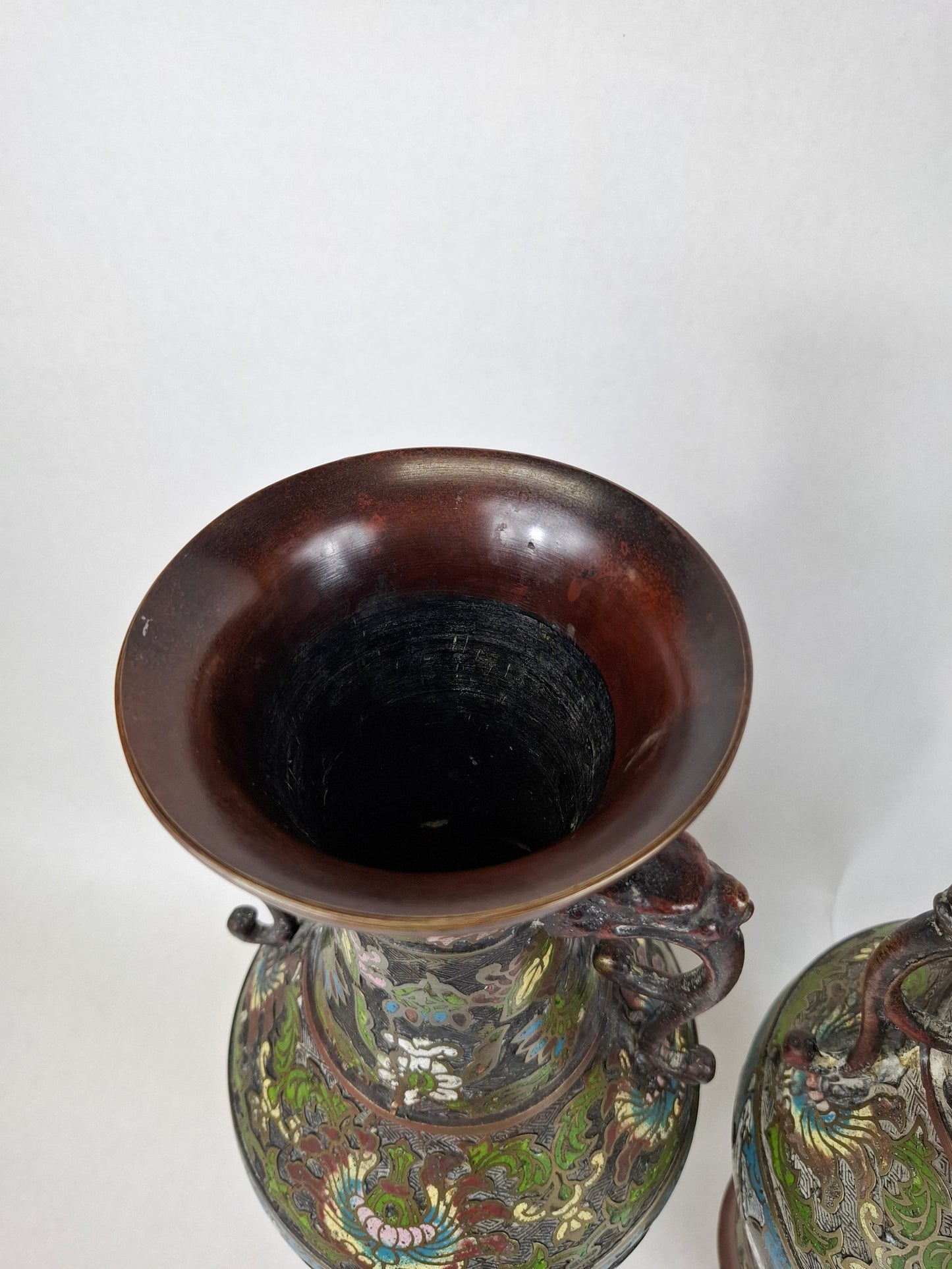 Grande paire de vases antiques japonais en bronze champlevé, décorés d'une scène d'immortalité // Époque Meiji - XIXe siècle