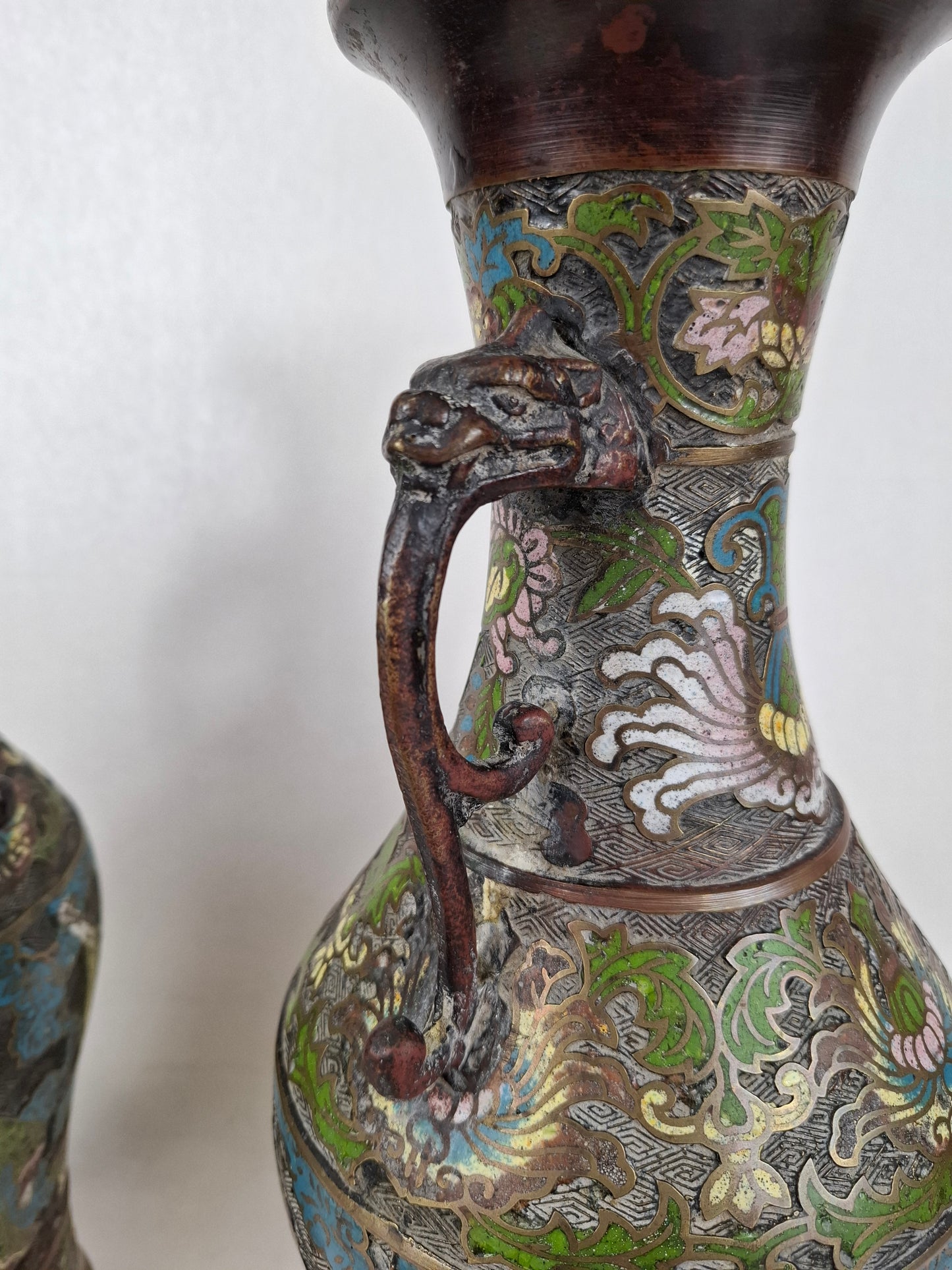 Grande paire de vases antiques japonais en bronze champlevé, décorés d'une scène d'immortalité // Époque Meiji - XIXe siècle