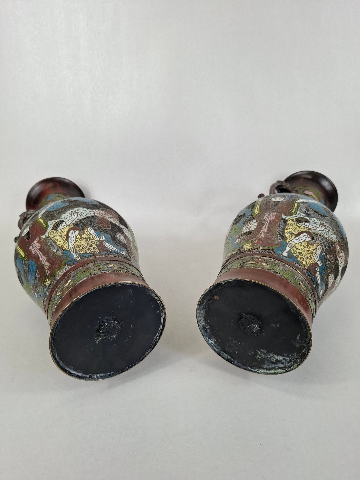 Grande paire de vases antiques japonais en bronze champlevé, décorés d'une scène d'immortalité // Époque Meiji - XIXe siècle