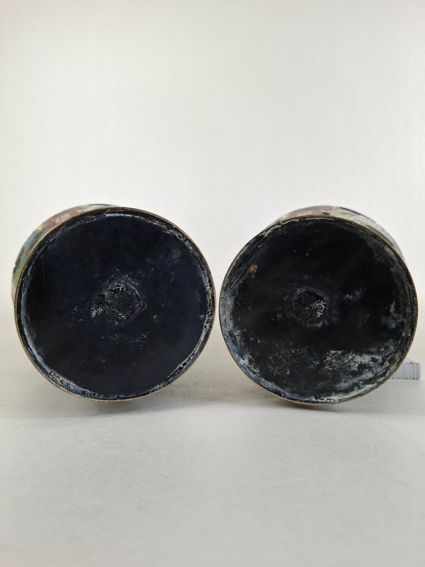 Grande paire de vases antiques japonais en bronze champlevé, décorés d'une scène d'immortalité // Époque Meiji - XIXe siècle