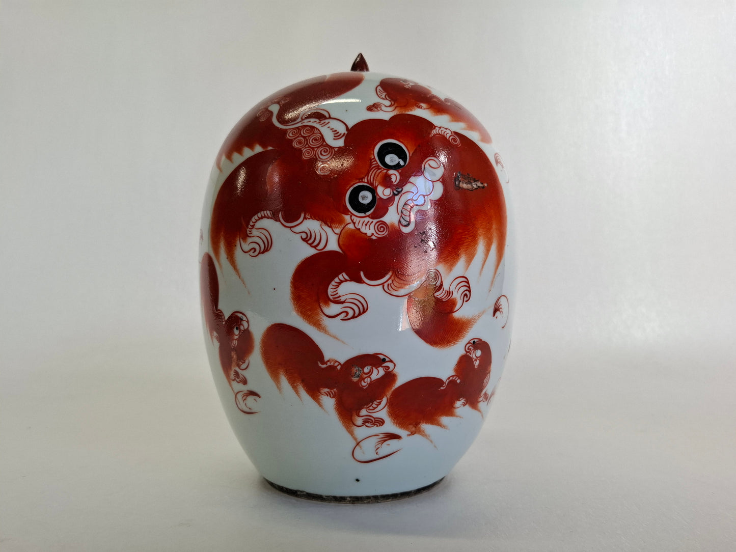 Pote de gengibre chinês antigo decorado com cães foo vermelhos // Período da República (1912-1949)