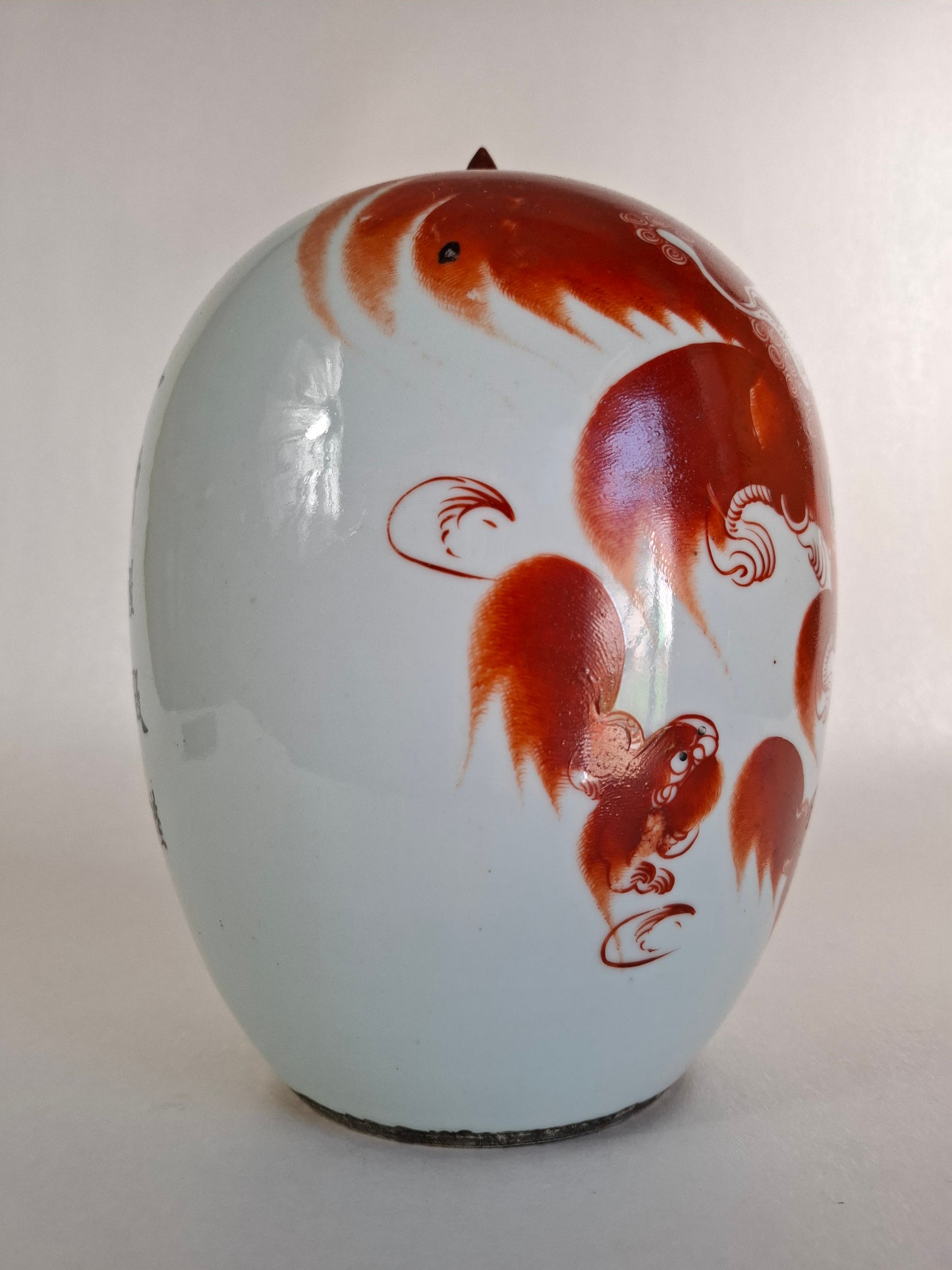 Pote de gengibre chinês antigo decorado com cães foo vermelhos // Período da República (1912-1949)