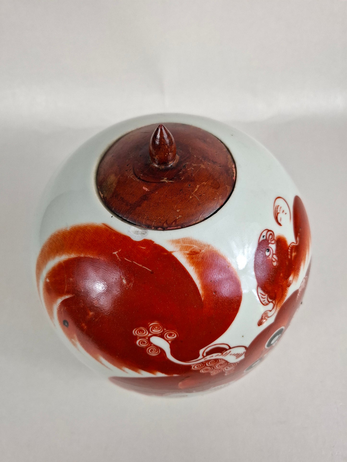 Pote de gengibre chinês antigo decorado com cães foo vermelhos // Período da República (1912-1949)