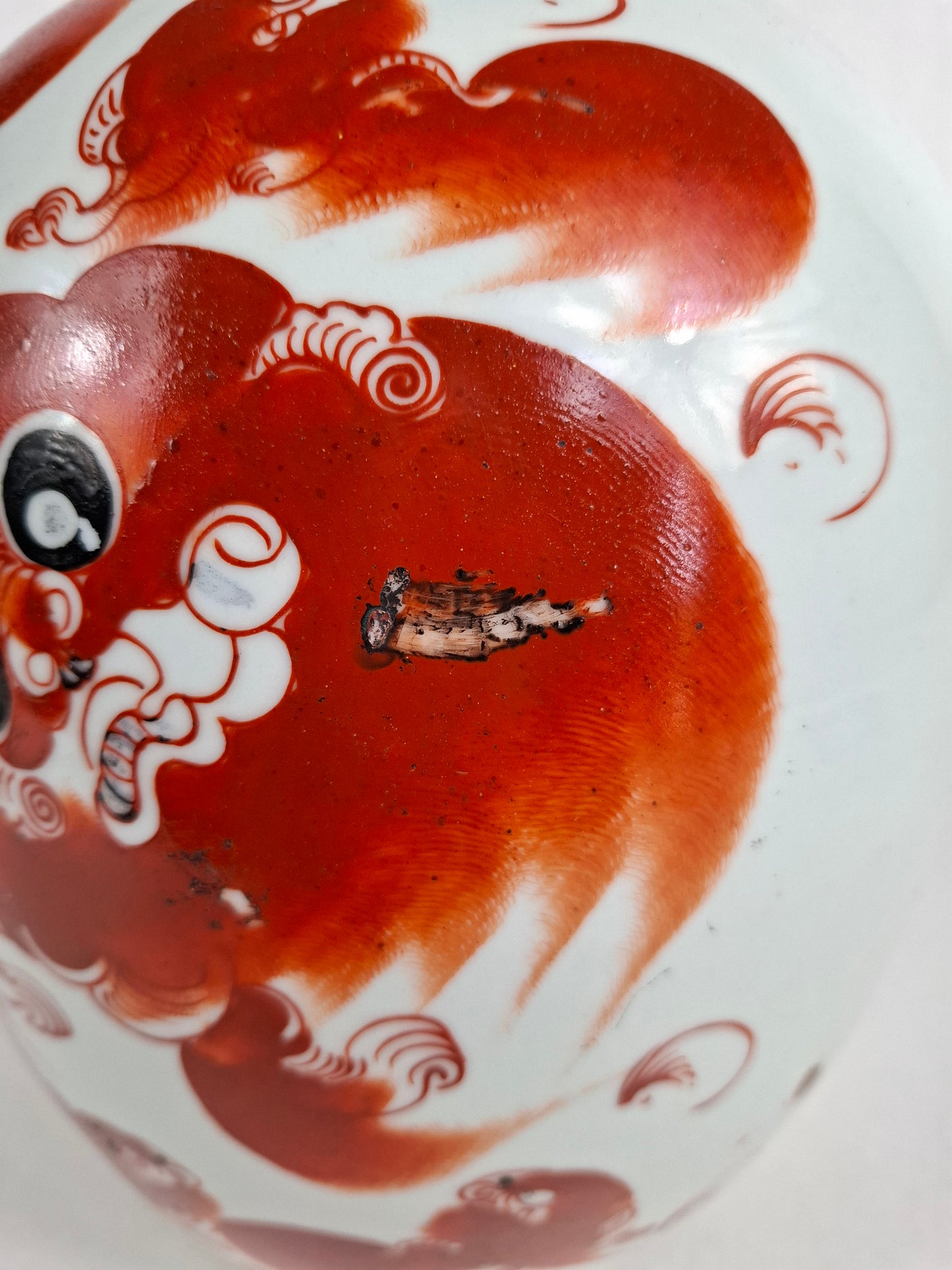 Pote de gengibre chinês antigo decorado com cães foo vermelhos // Período da República (1912-1949)