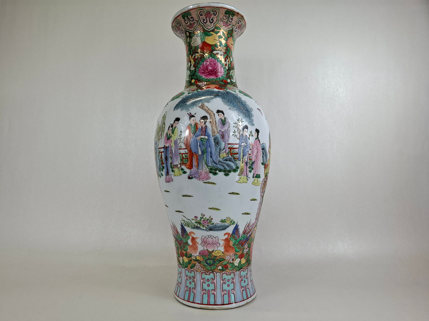 Large Chinese famille rose vase decorated with a garden scene // 20th century