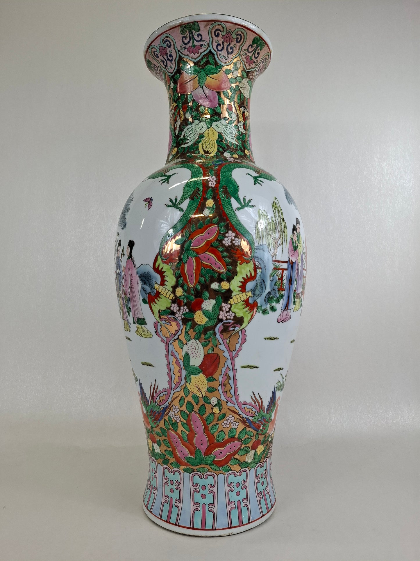 Large Chinese famille rose vase decorated with a garden scene // 20th century