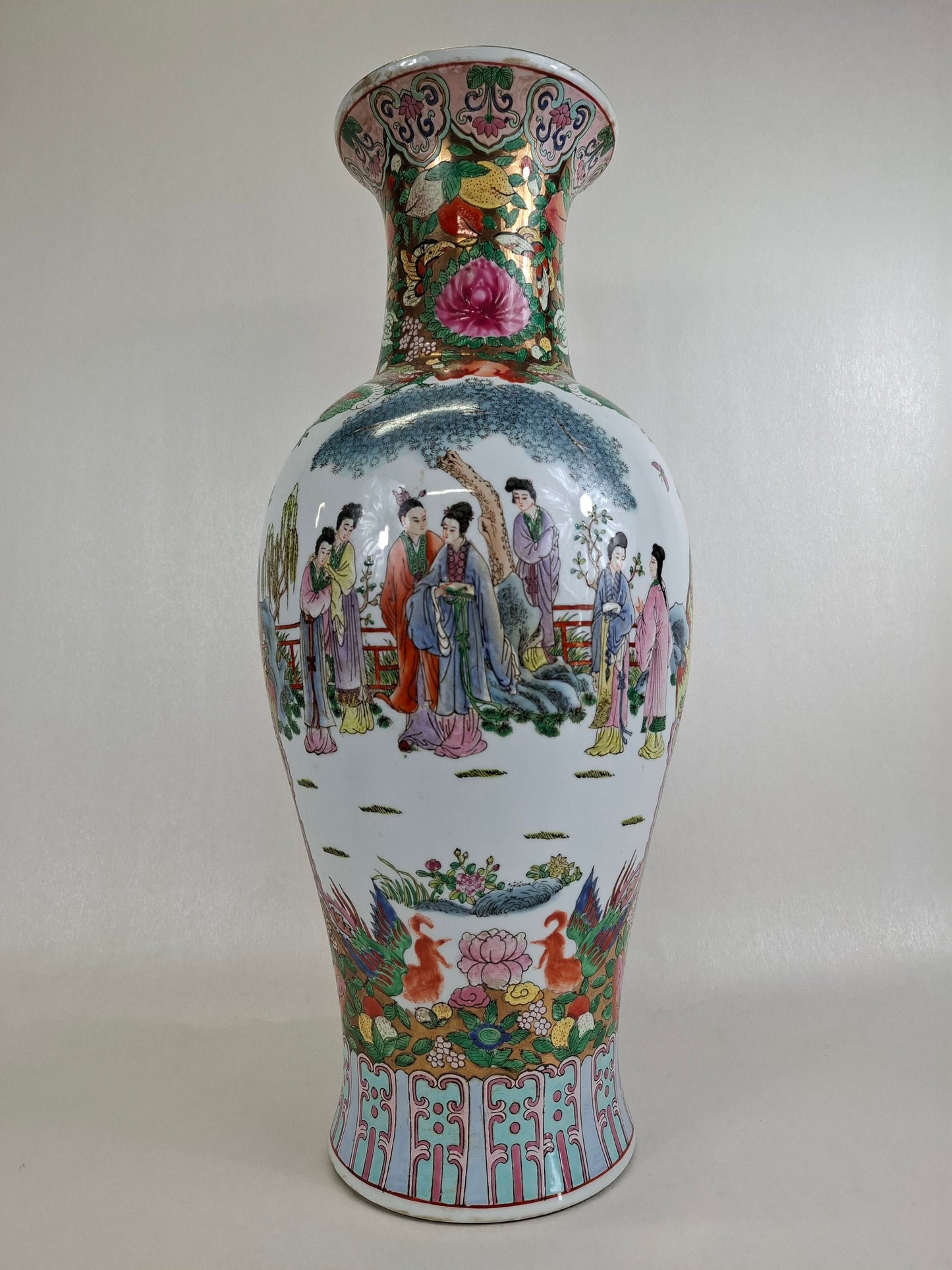 Large Chinese famille rose vase decorated with a garden scene // 20th century