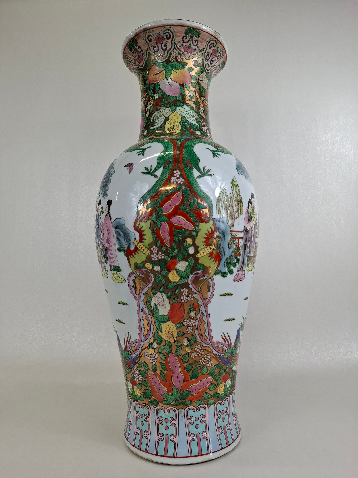 Large Chinese famille rose vase decorated with a garden scene // 20th century