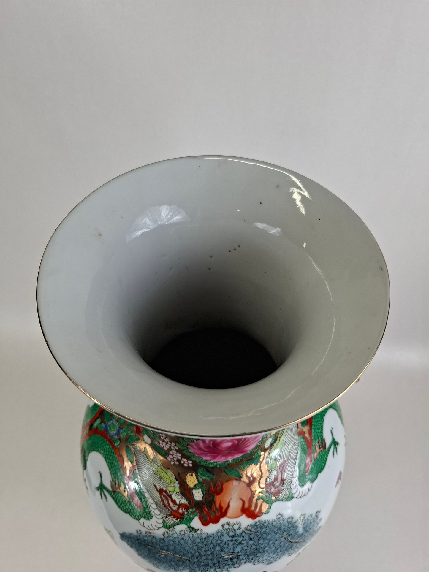 Large Chinese famille rose vase decorated with a garden scene // 20th century