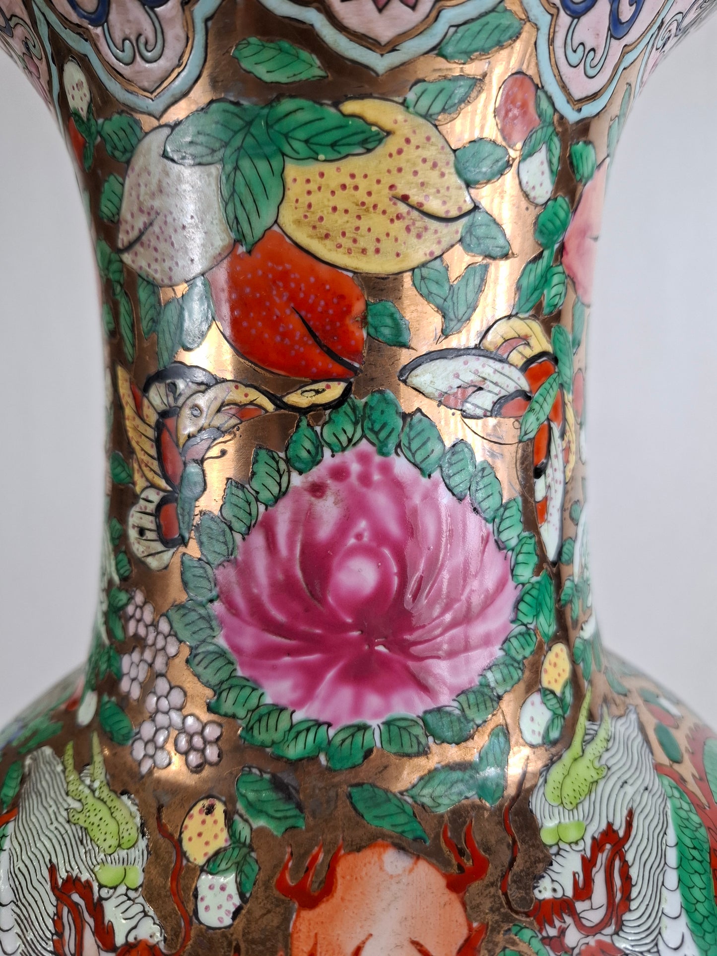 Large Chinese famille rose vase decorated with a garden scene // 20th century