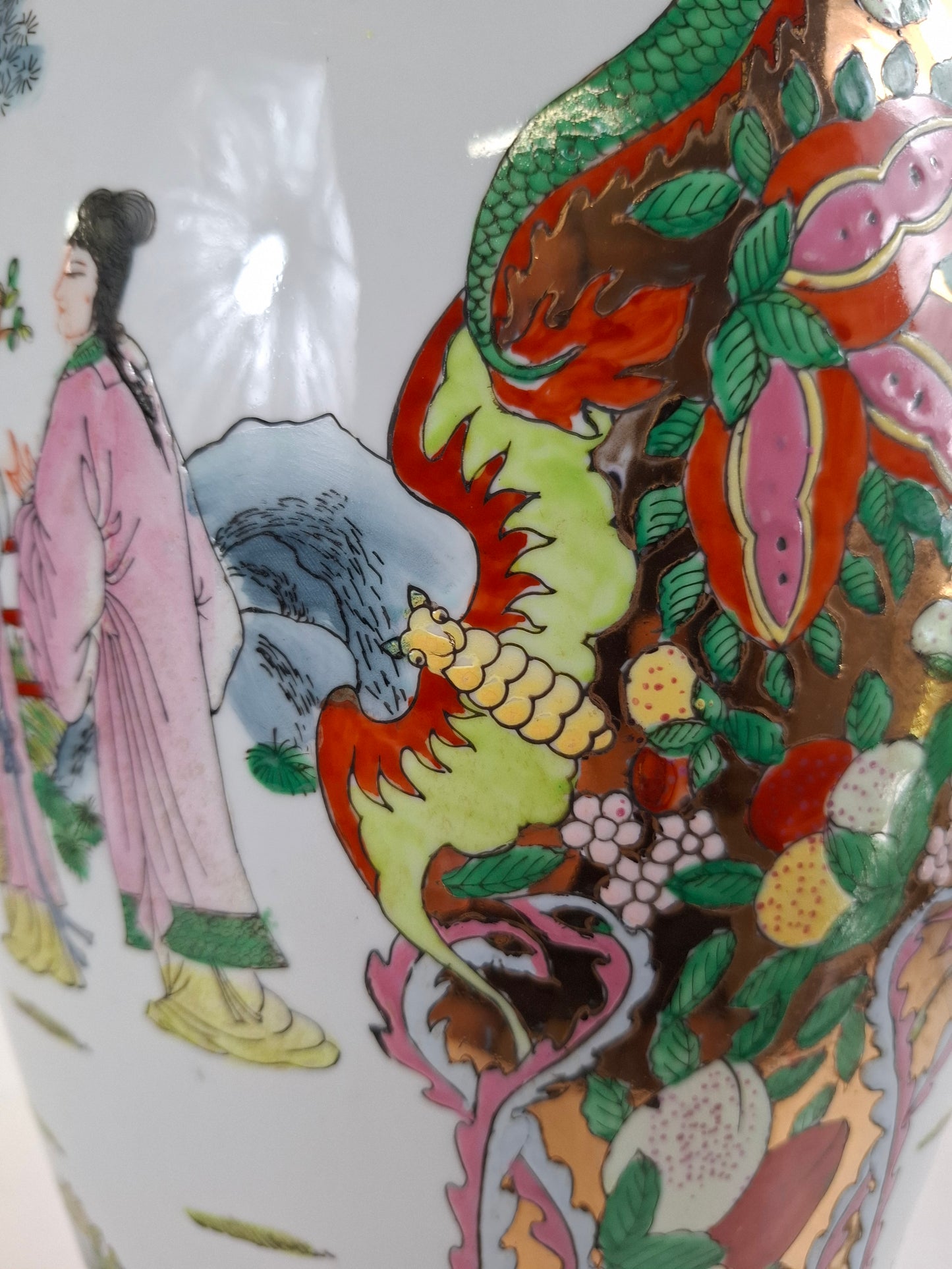 Large Chinese famille rose vase decorated with a garden scene // 20th century