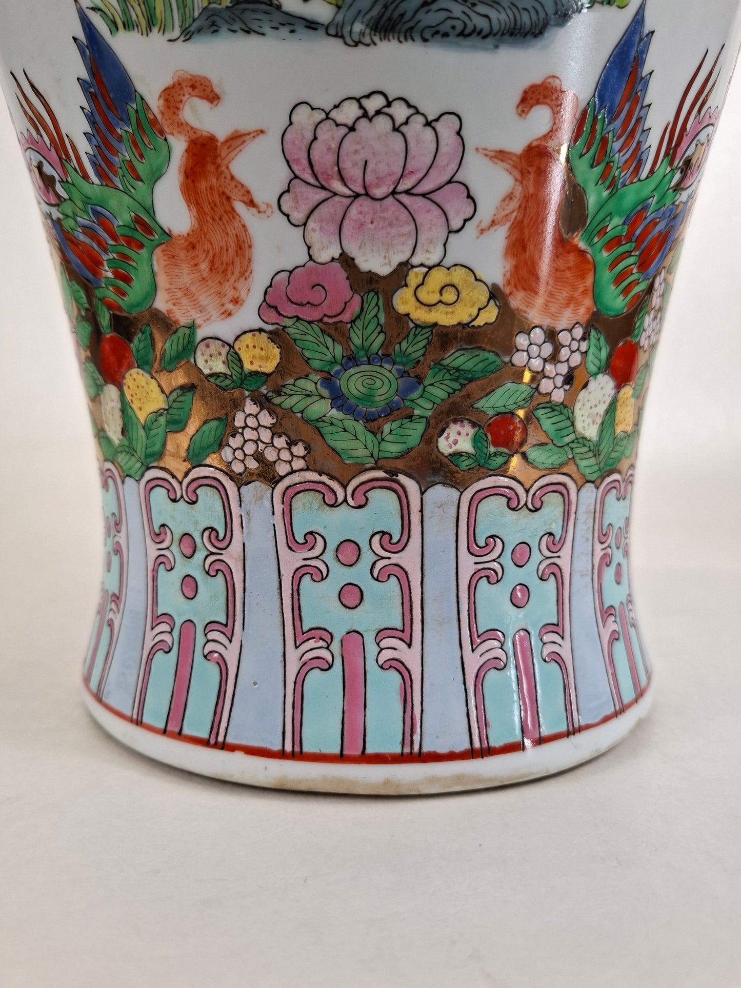 Large Chinese famille rose vase decorated with a garden scene // 20th century