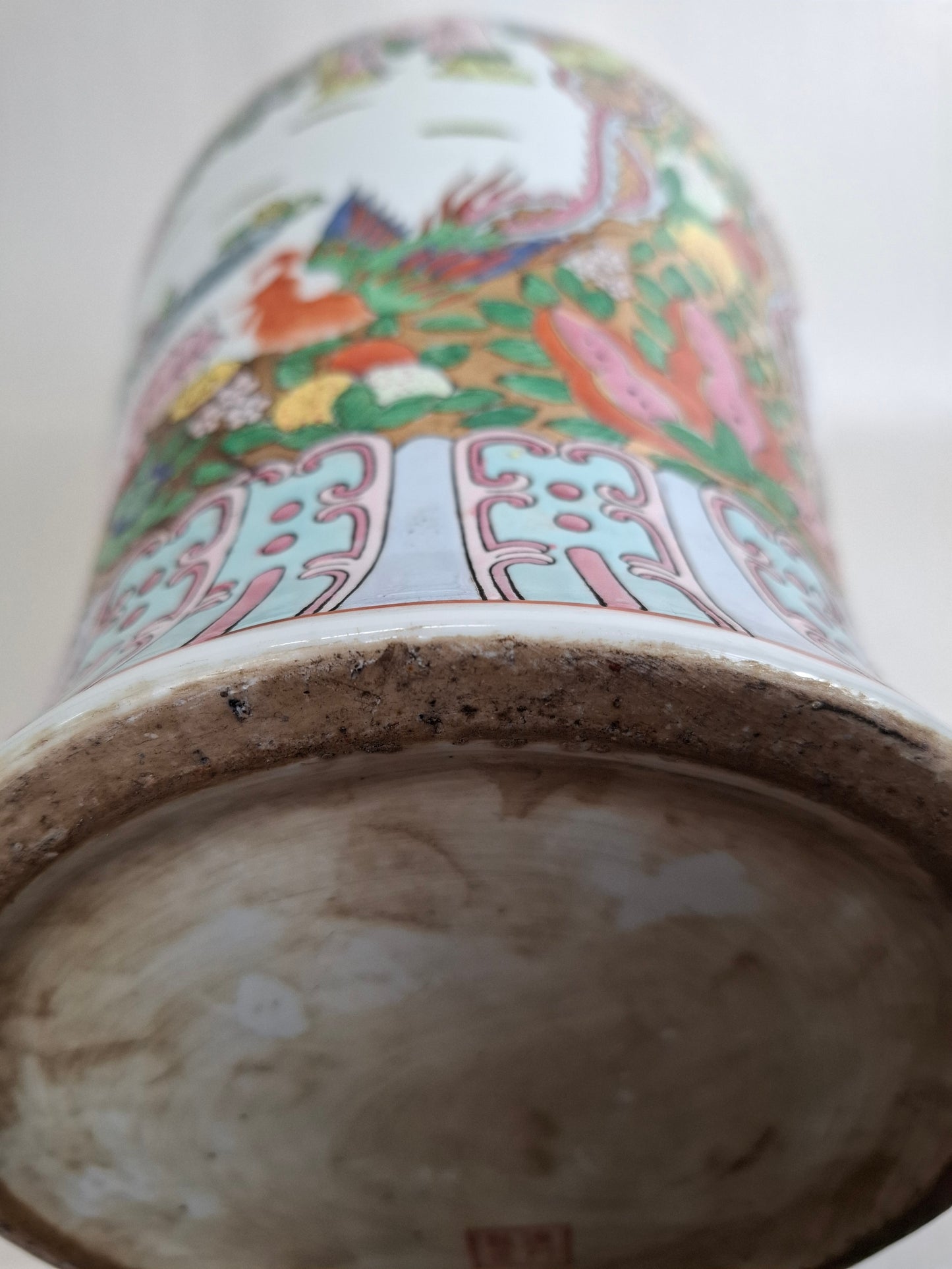 Large Chinese famille rose vase decorated with a garden scene // 20th century