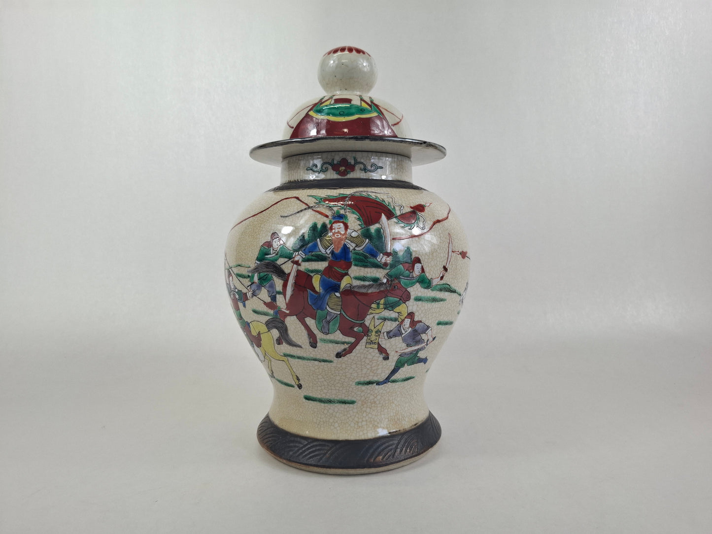 Chinese Nanking lidded vase decorated with warrior scenes // Mid 20th century