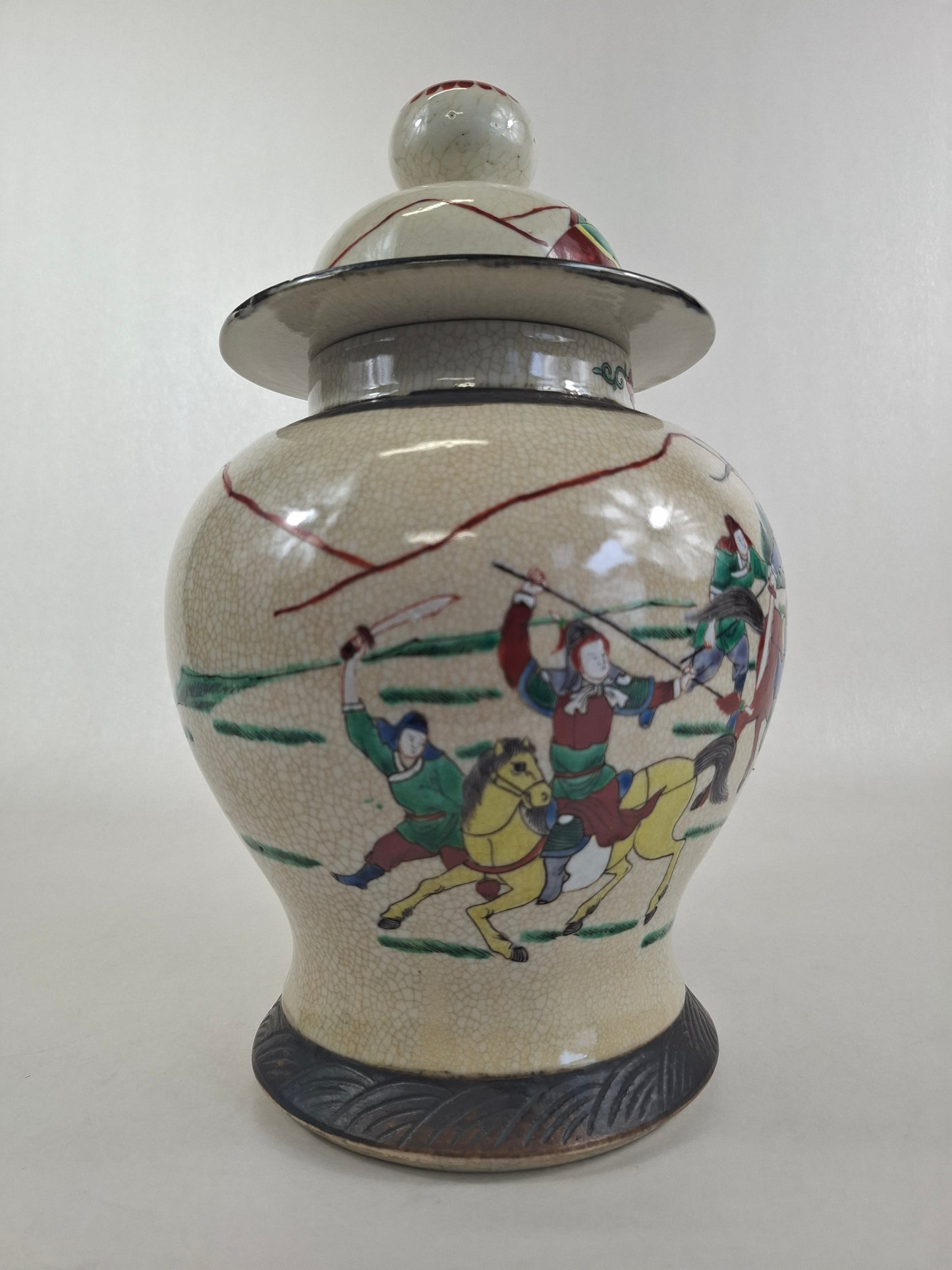 Chinese Nanking lidded vase decorated with warrior scenes // Mid 20th century