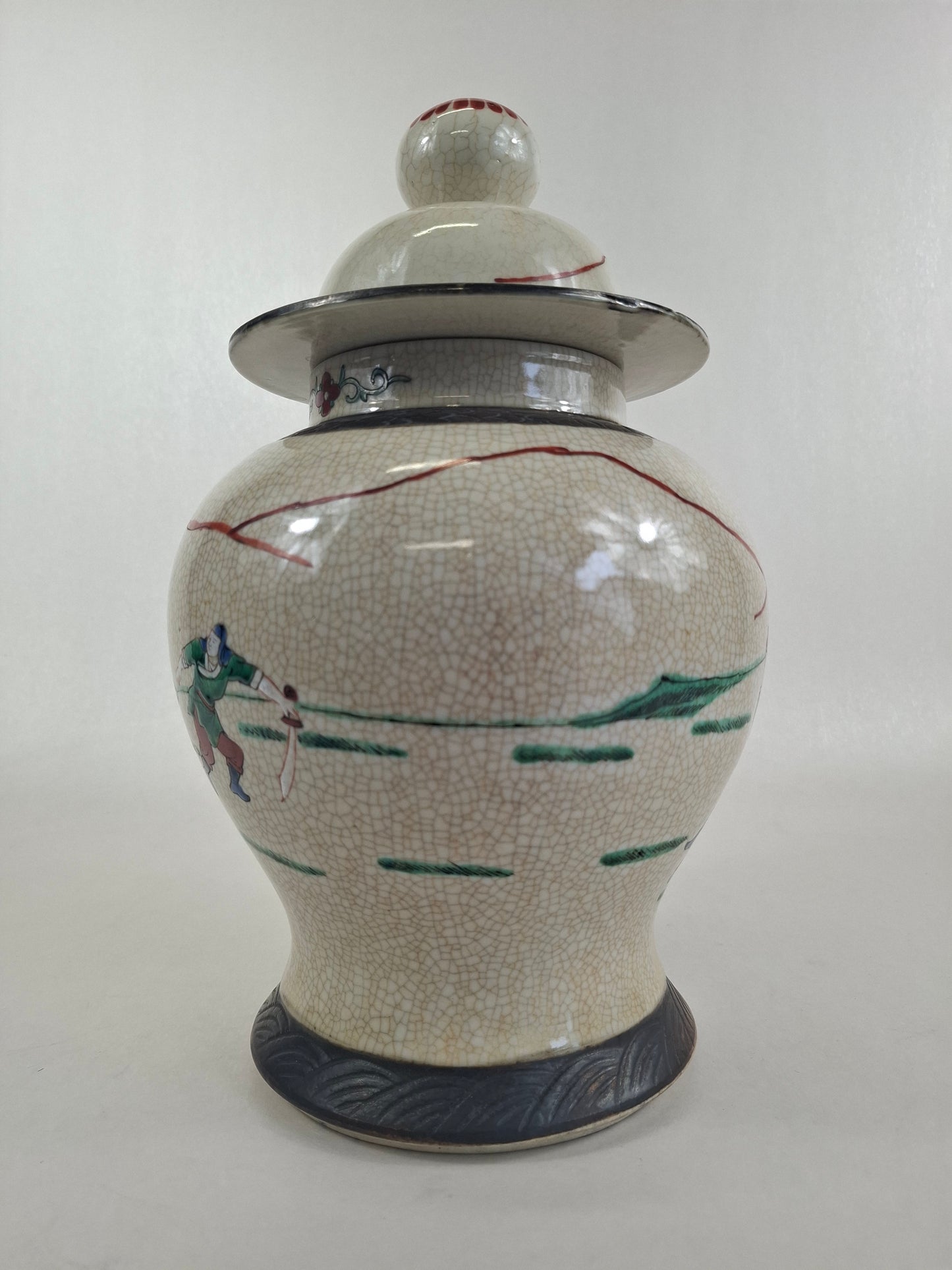 Chinese Nanking lidded vase decorated with warrior scenes // Mid 20th century