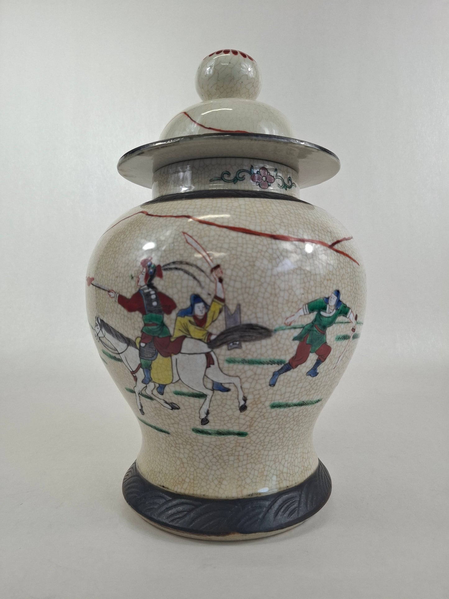 Chinese Nanking lidded vase decorated with warrior scenes // Mid 20th century