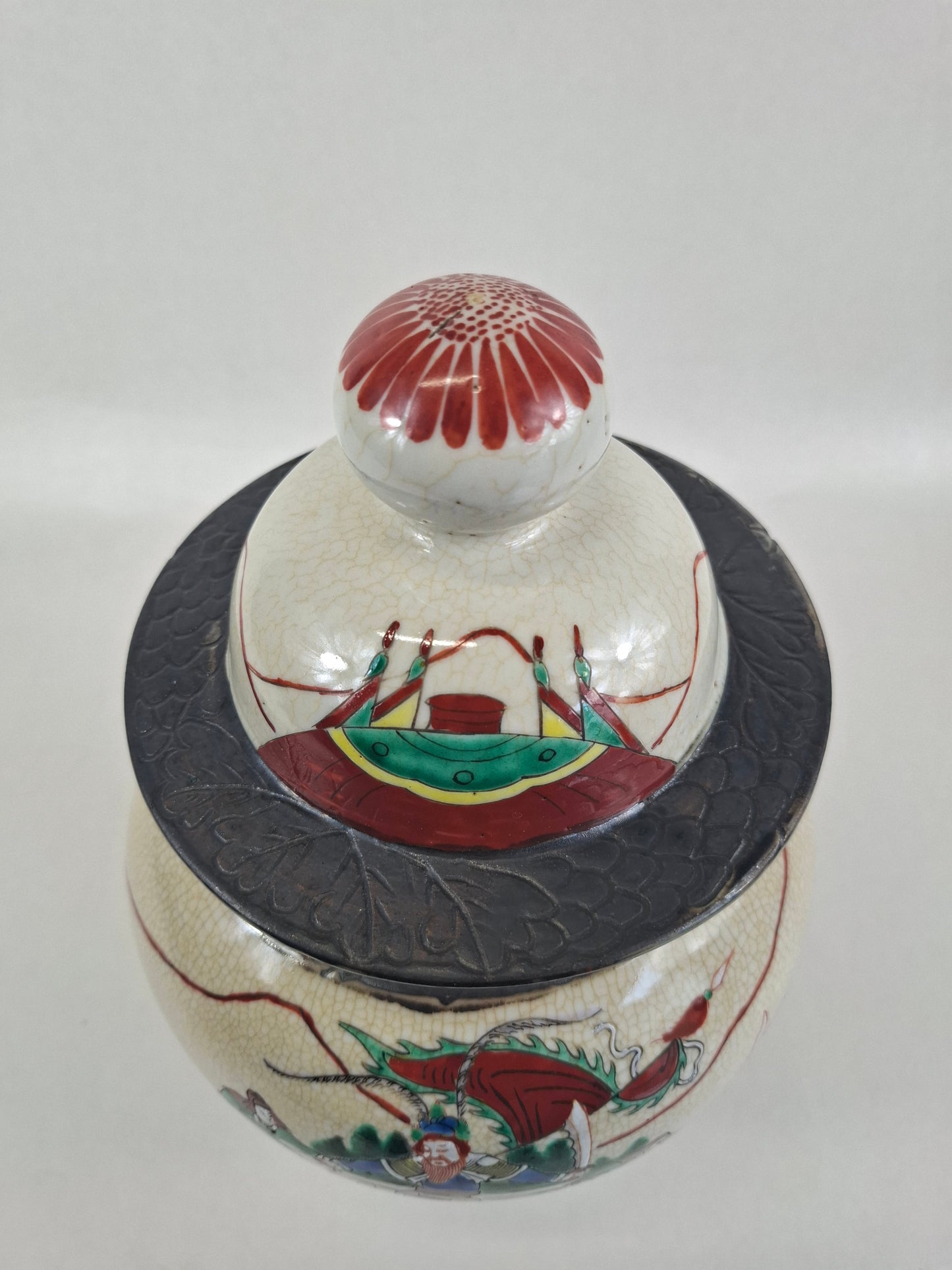 Chinese Nanking lidded vase decorated with warrior scenes // Mid 20th century