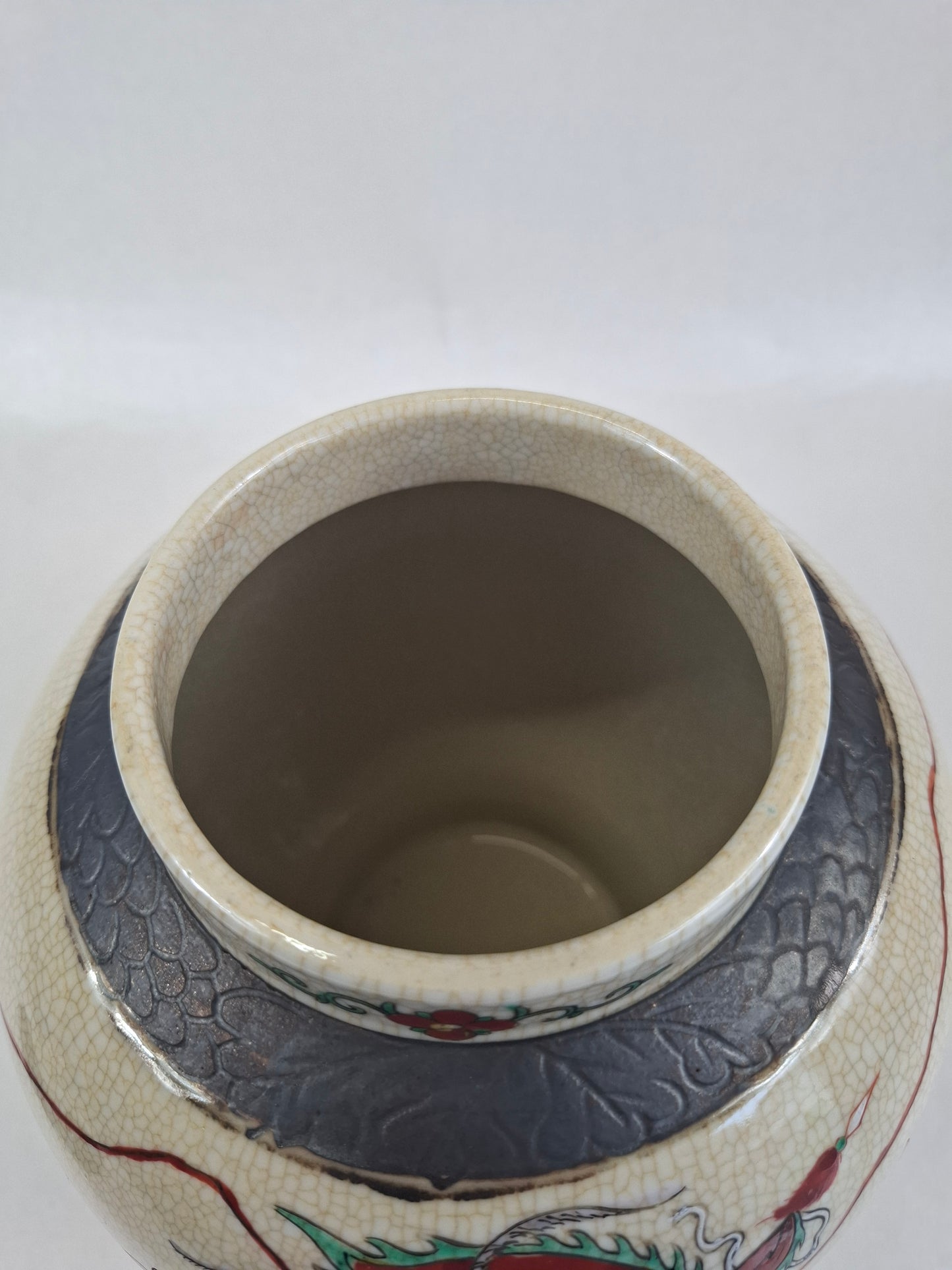 Chinese Nanking lidded vase decorated with warrior scenes // Mid 20th century