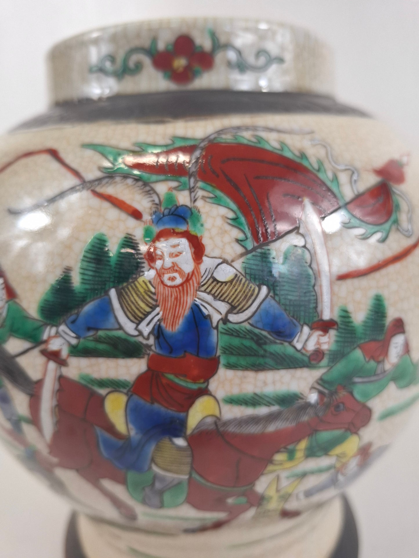 Chinese Nanking lidded vase decorated with warrior scenes // Mid 20th century