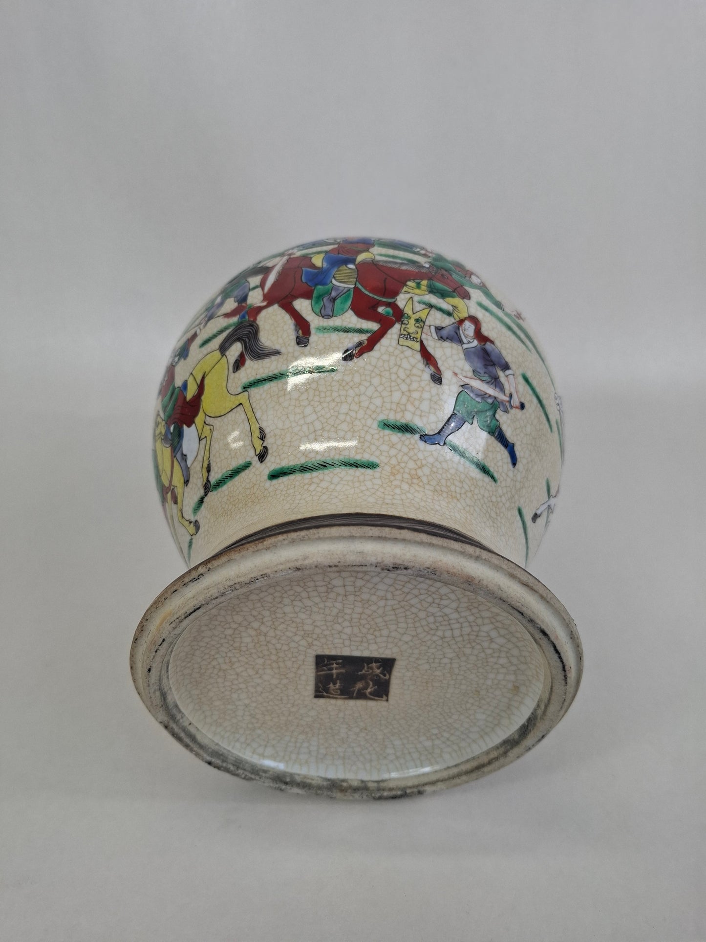 Chinese Nanking lidded vase decorated with warrior scenes // Mid 20th century