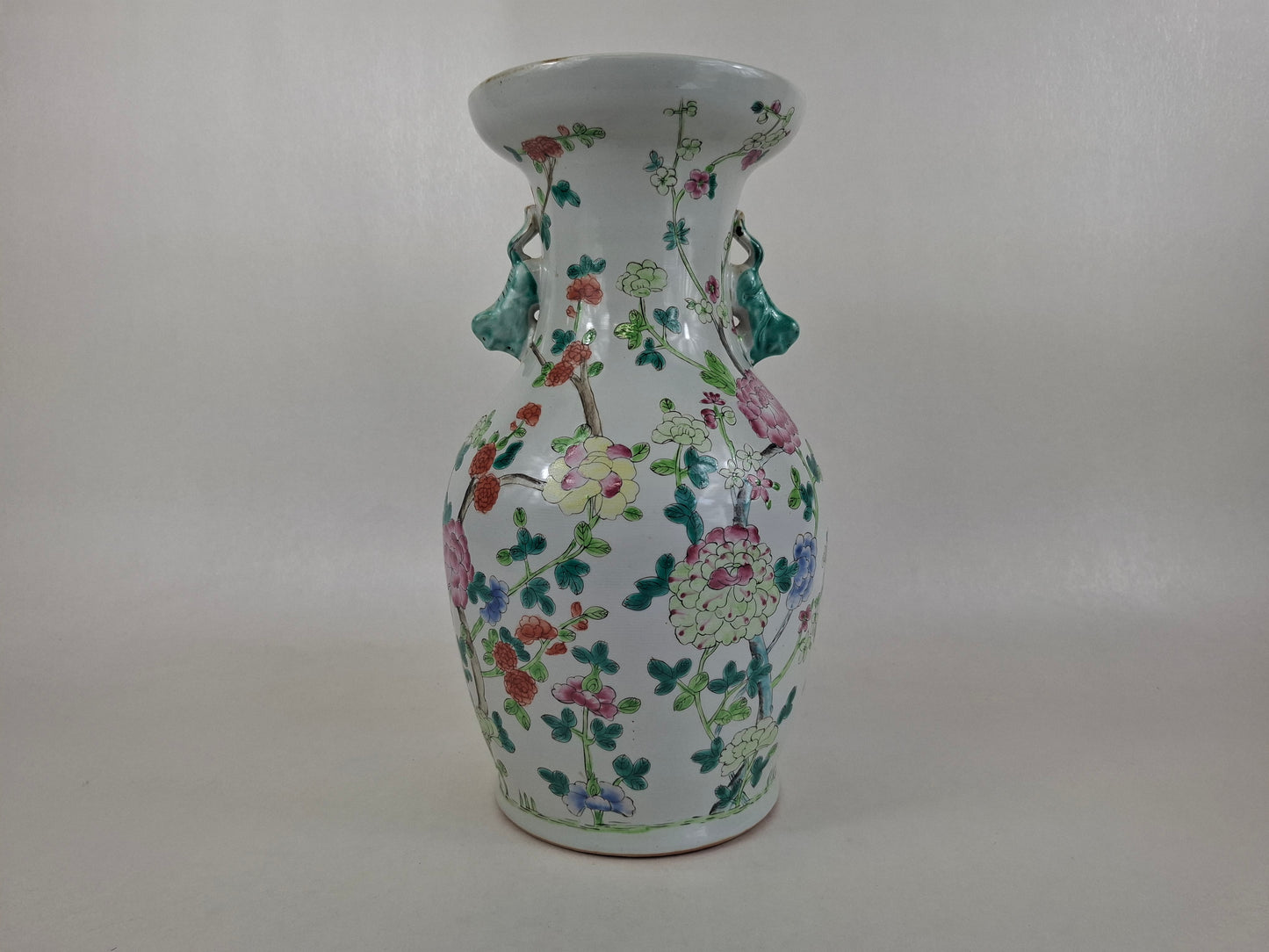 Vase chinois famille rose à décor de fleurs // XXe siècle