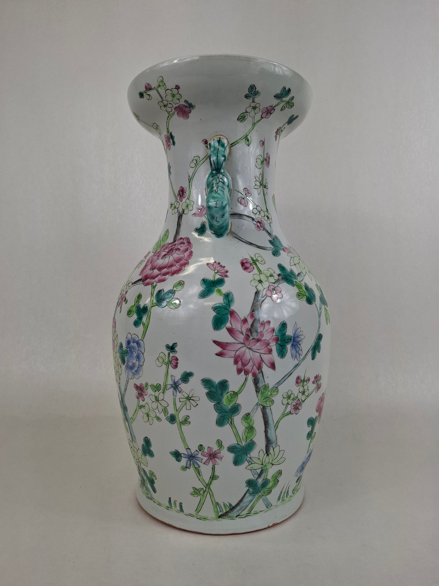 Vase chinois famille rose à décor de fleurs // XXe siècle
