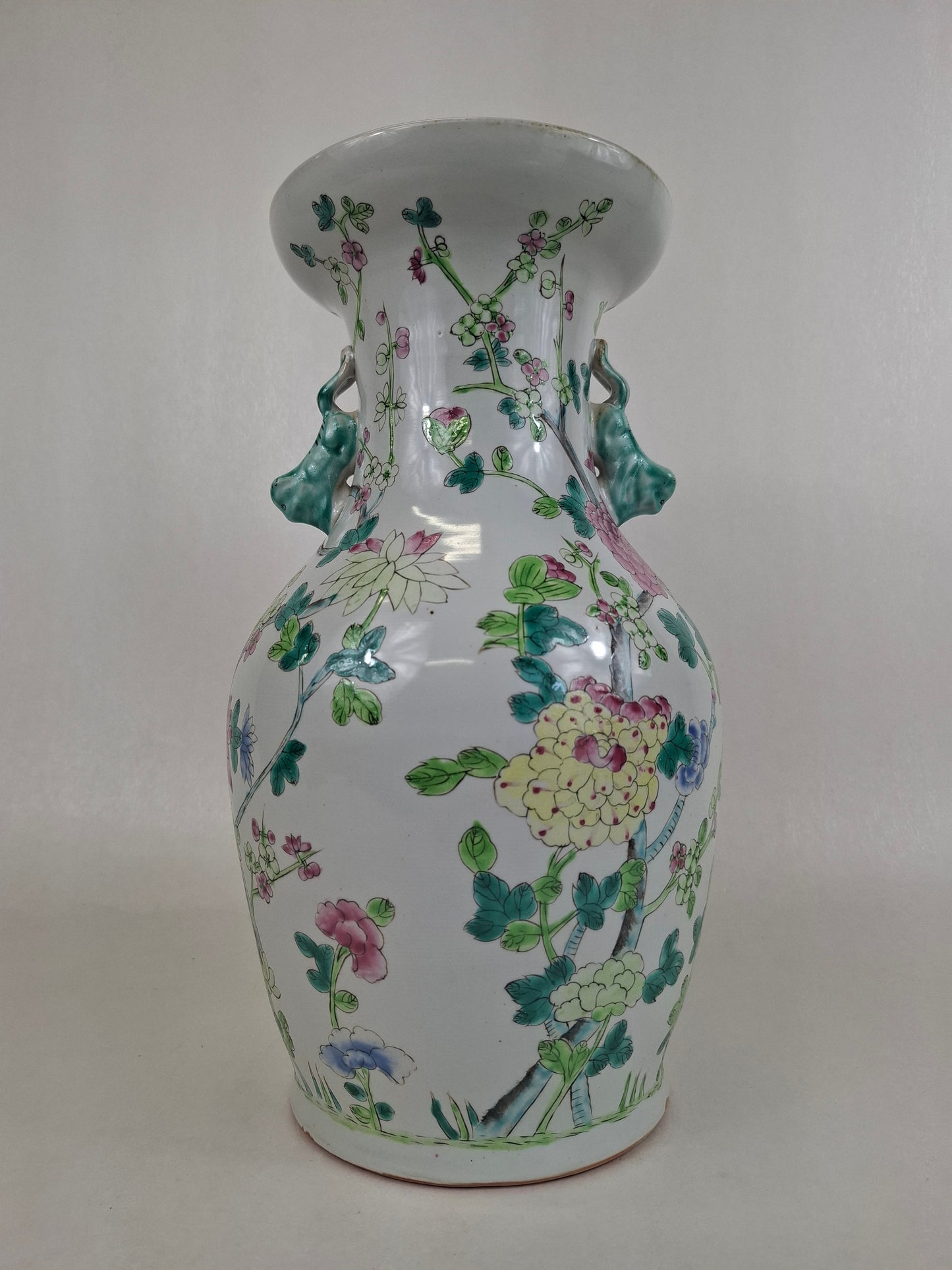 Vase chinois famille rose à décor de fleurs // XXe siècle