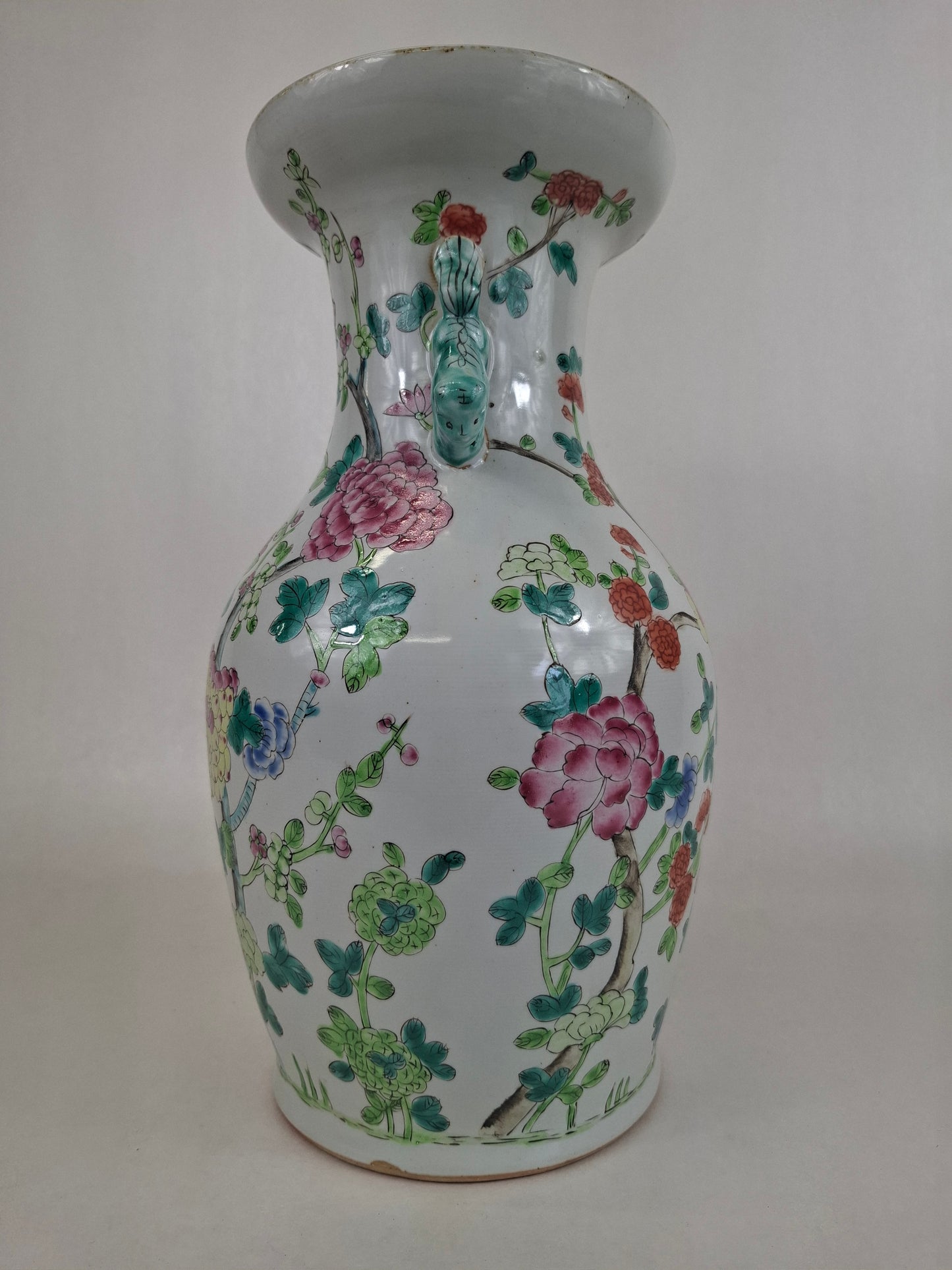 Vase chinois famille rose à décor de fleurs // XXe siècle
