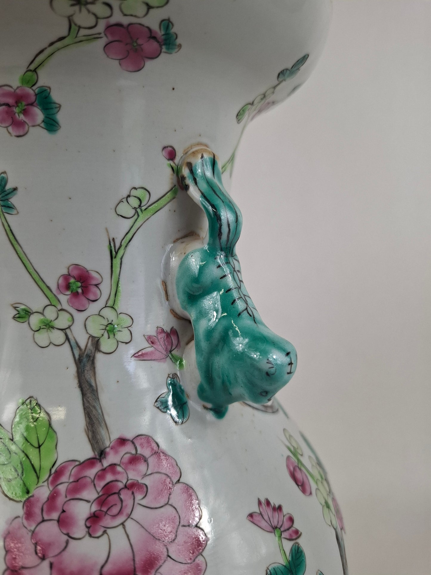 Vase chinois famille rose à décor de fleurs // XXe siècle