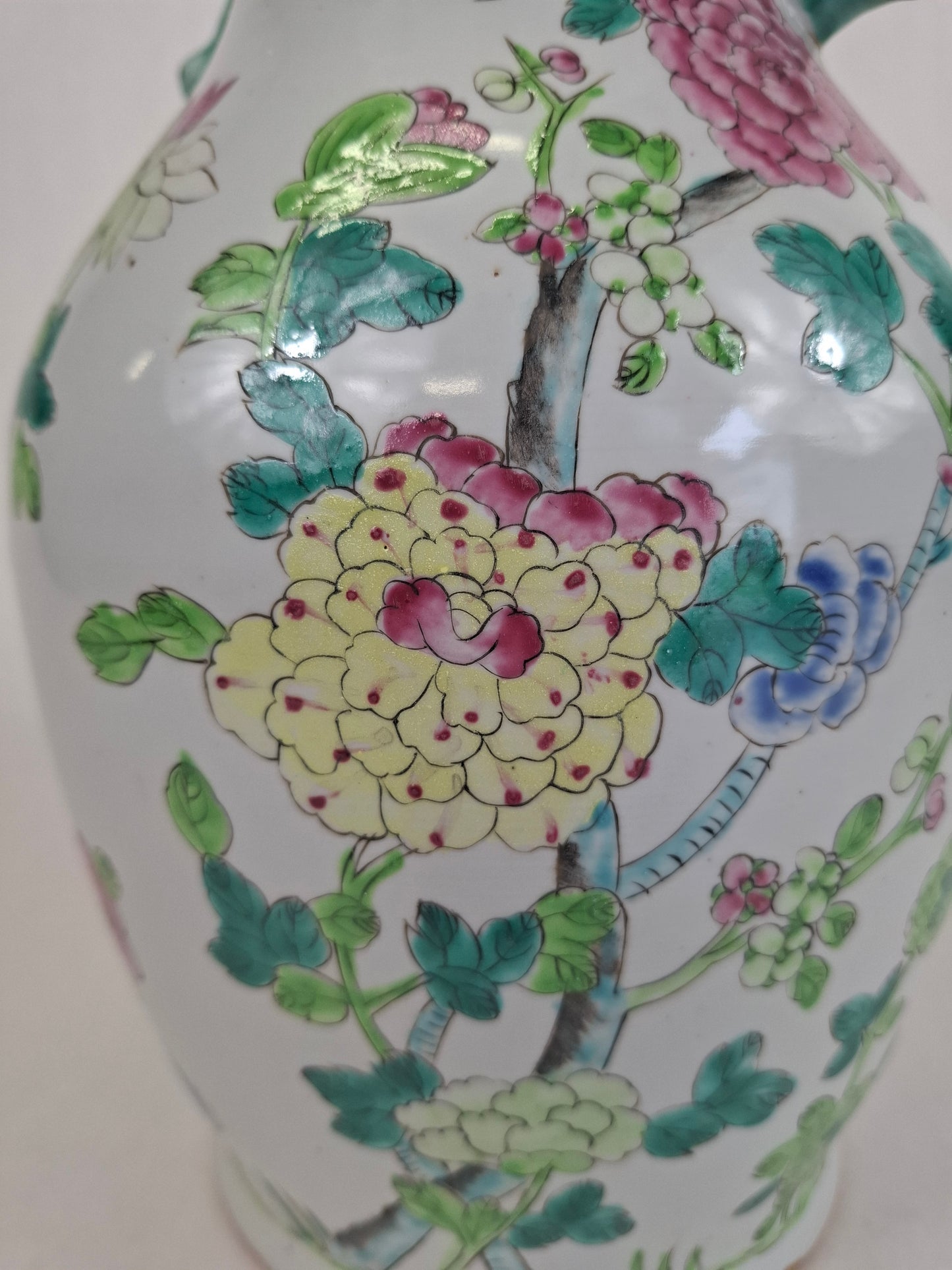 Vase chinois famille rose à décor de fleurs // XXe siècle